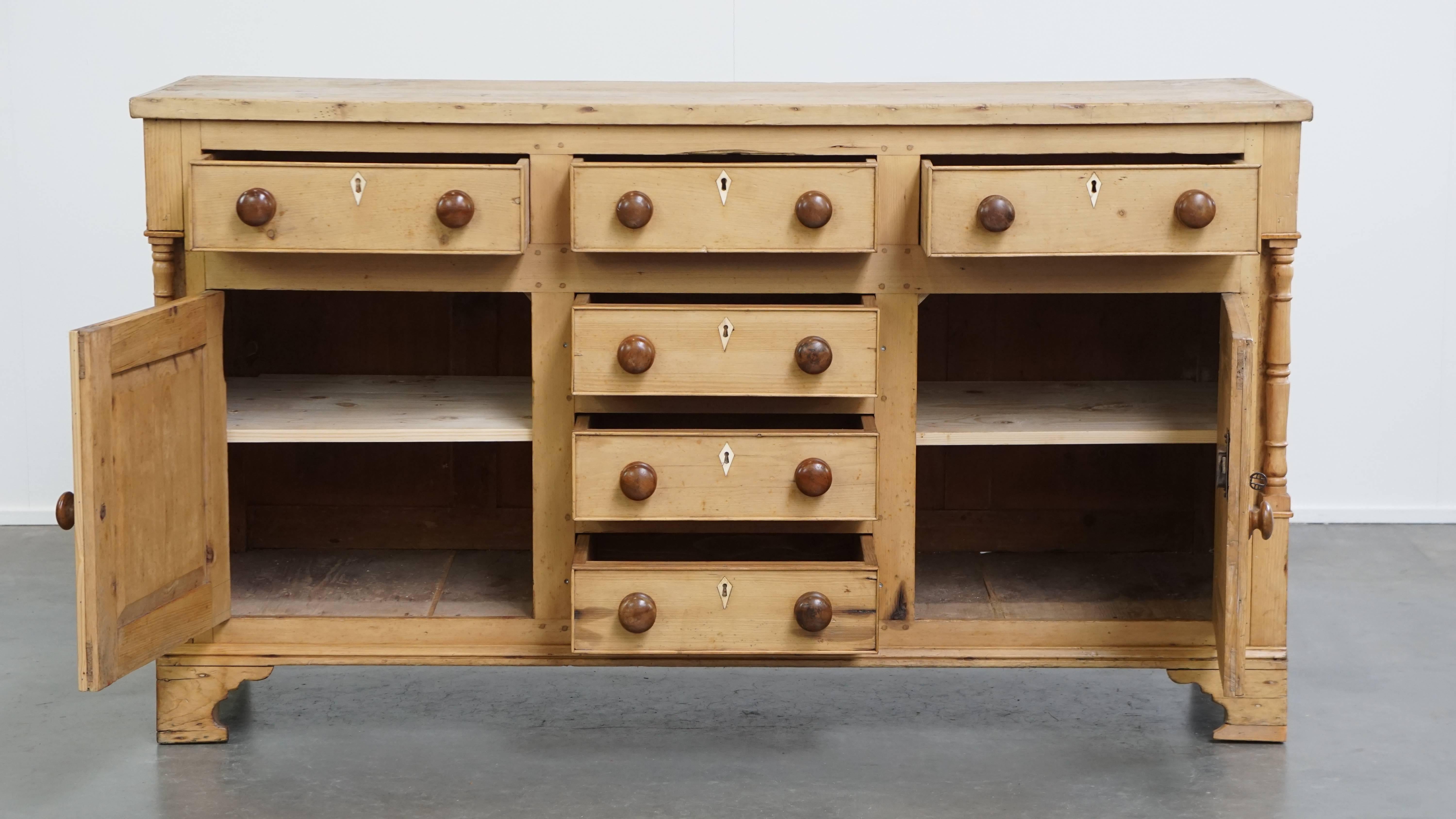 In offerta c'è questa splendida credenza / consolle / bancone / isola da cucina inglese degli inizi del XIX secolo, realizzata in legno di pino naturale.
Questo caratteristico pezzo d'antiquariato inglese, realizzato in legno di pino nudo, risale al