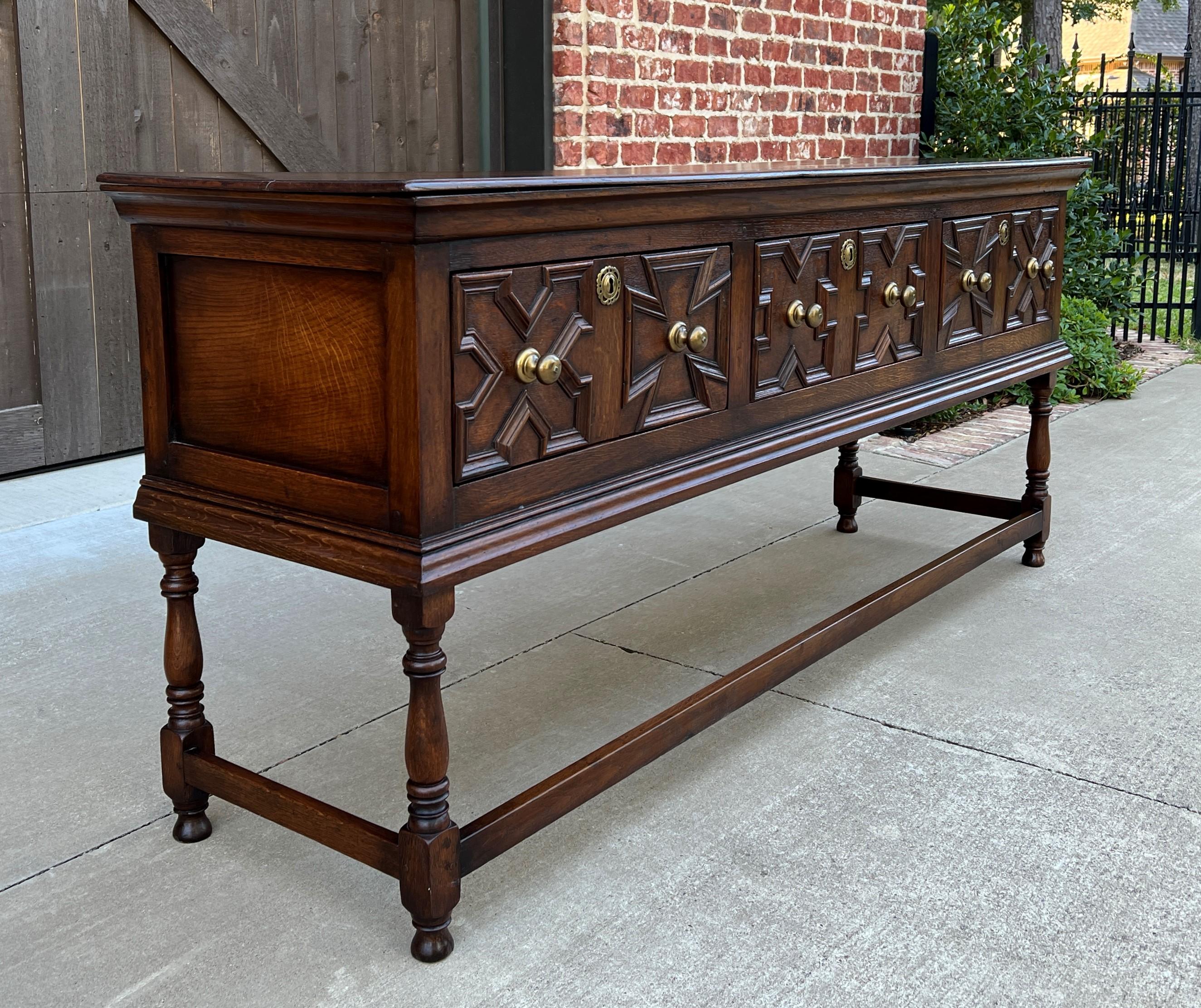 BEAUTIFUL Antique English oak Jacobean server, sideboard, sofa table, console, or buffet with three srawers~~c. 1890s.


Full of character and classic English Jacobean style sideboard, server, or sofa table~~display your favorite Majolica, Imari,