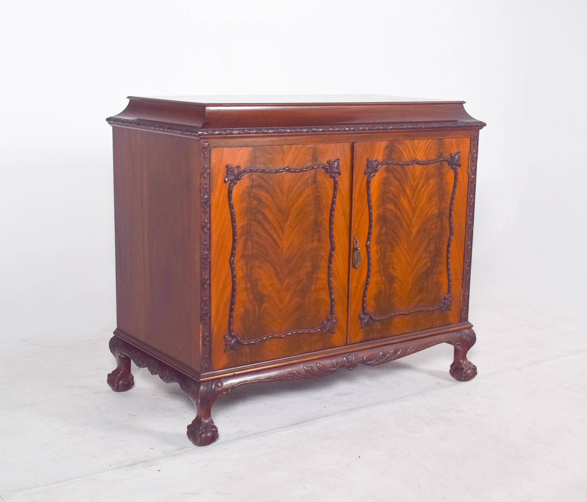 Englisches Sideboard mit Bar. Mit zwei Eingangstüren und dekorativen Details, die das symmetrische Design der natürlichen Adern hervorheben. Die Oberseite ist an den Kanten leicht gewölbt und verleiht dem Ganzen Leichtigkeit. Die Türen sind mit