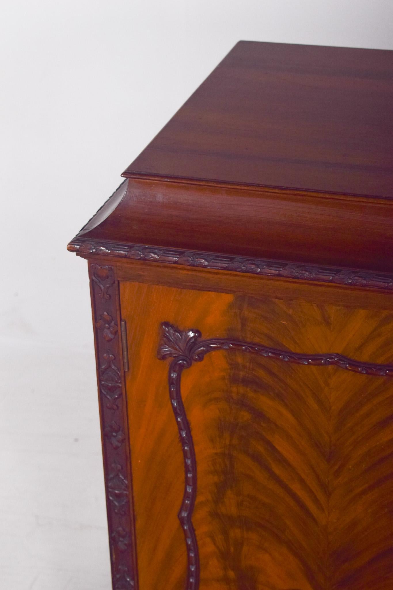 Antikes englisches Sideboard mit Bar im Angebot 1