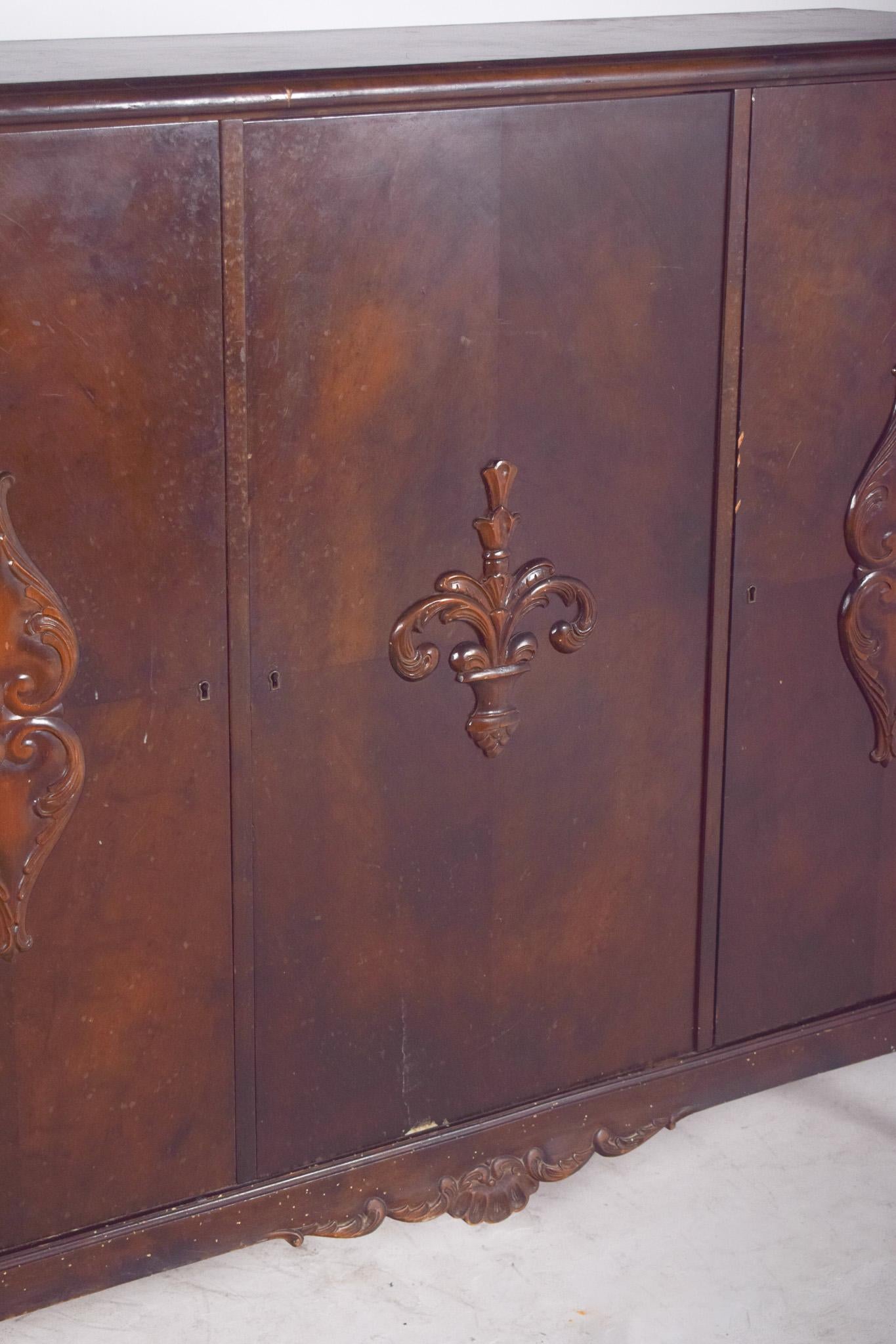 Inglese Antica credenza inglese a tre ante in vendita