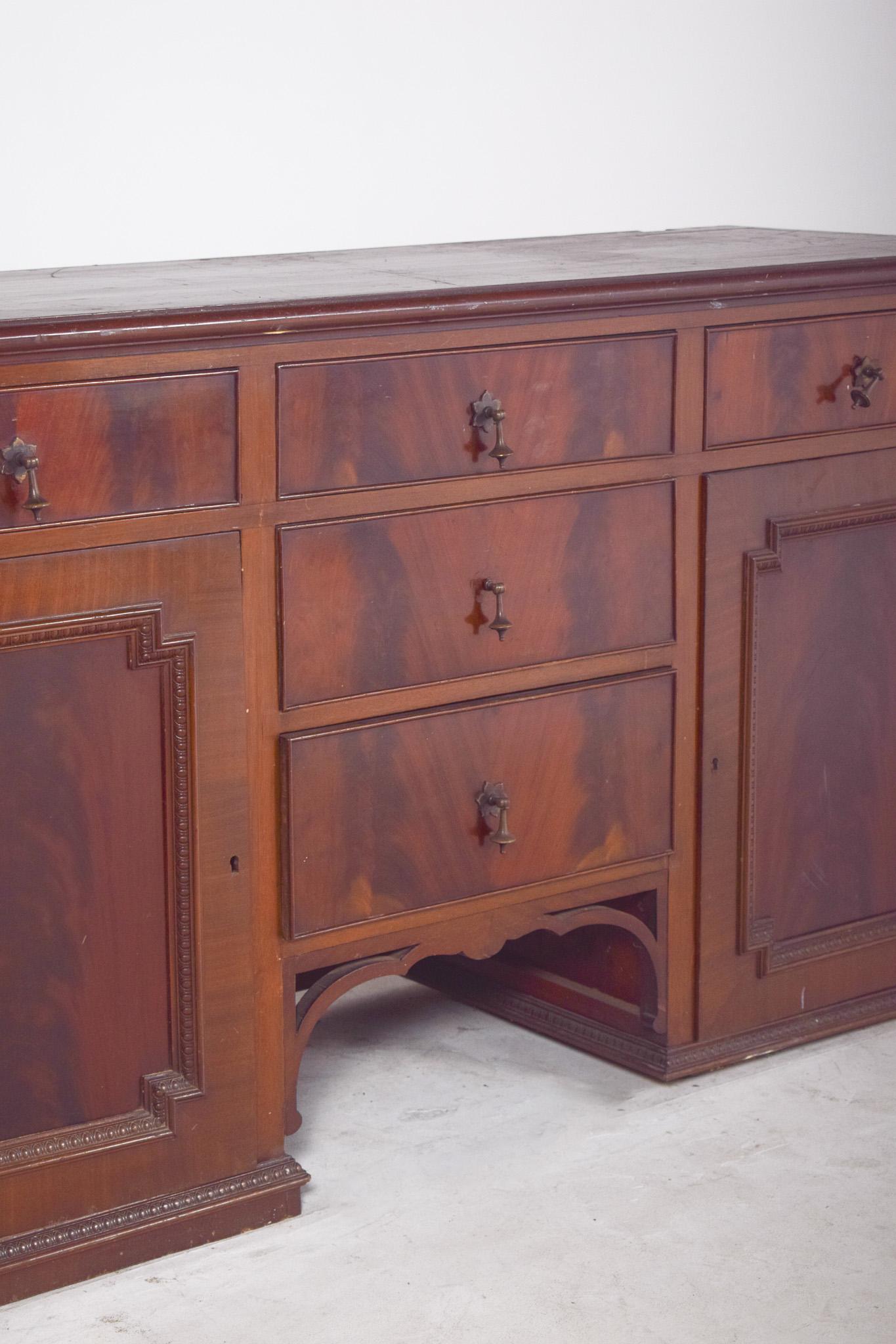 Antique English Sideboard with Two Doors and Five Drawers In Good Condition For Sale In Lisboa, Lisboa