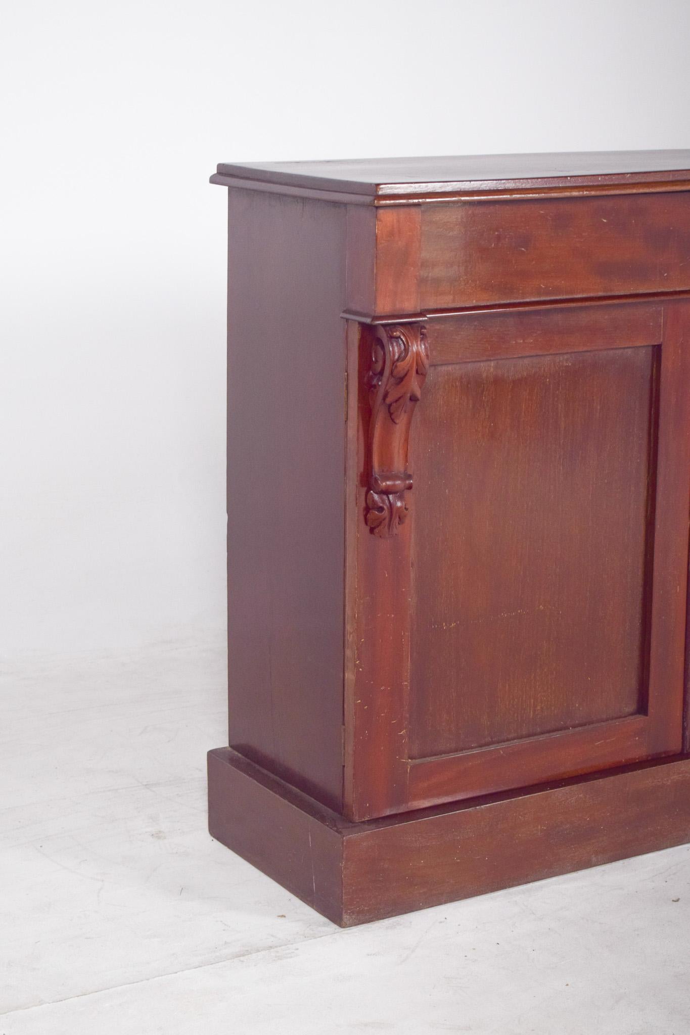 Antique English Sideboard with Two Doors In Good Condition For Sale In Lisboa, Lisboa