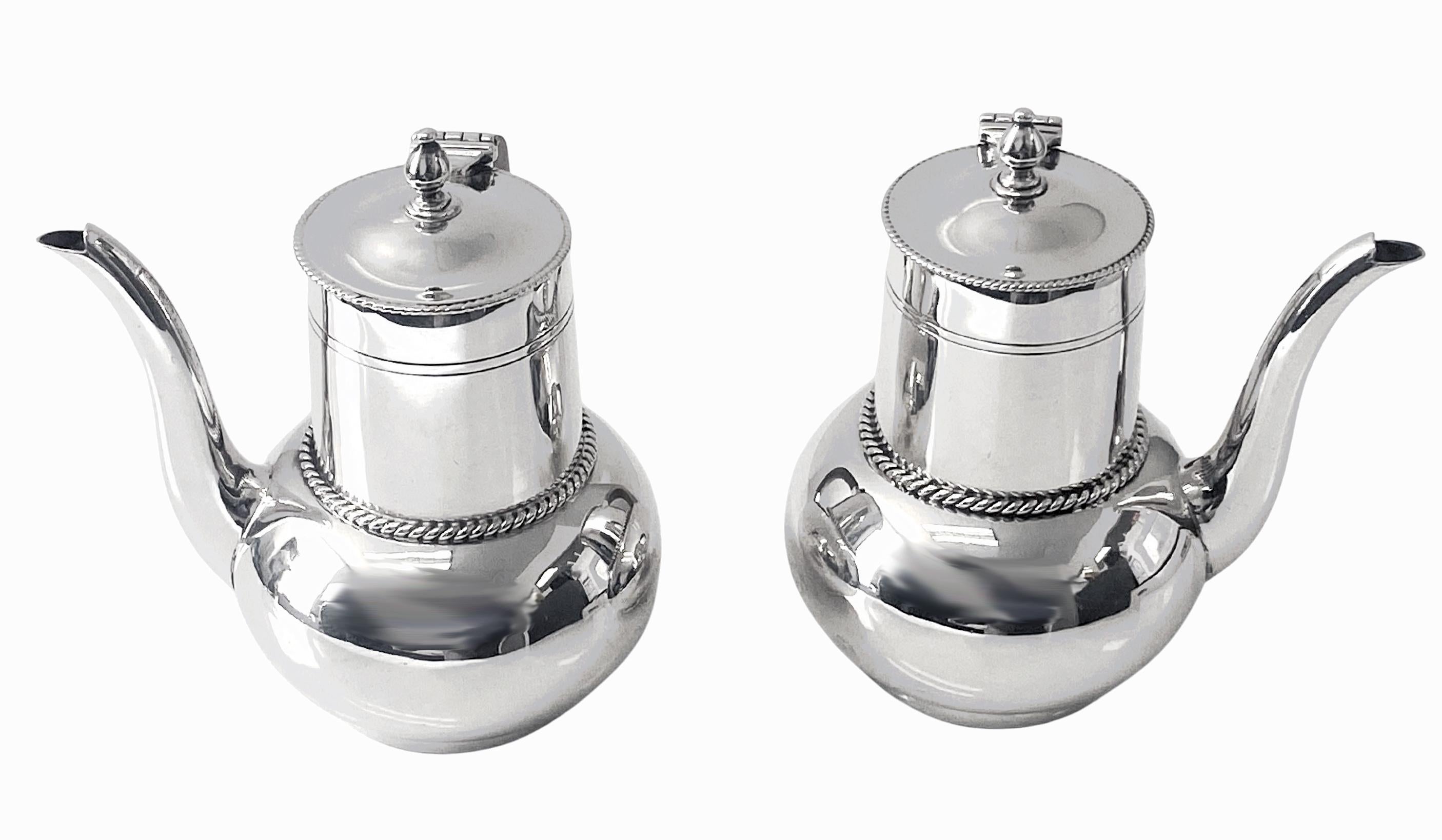 Antique English Silver bachelor's café-au-lait pair, London, 1913 Wakely and Wheeler. Each pot of side handle form plain bulbous milk churn form, gadroon upper and lower rims, wooden handles and the hinged, domed lids with silver finials. Height: 5