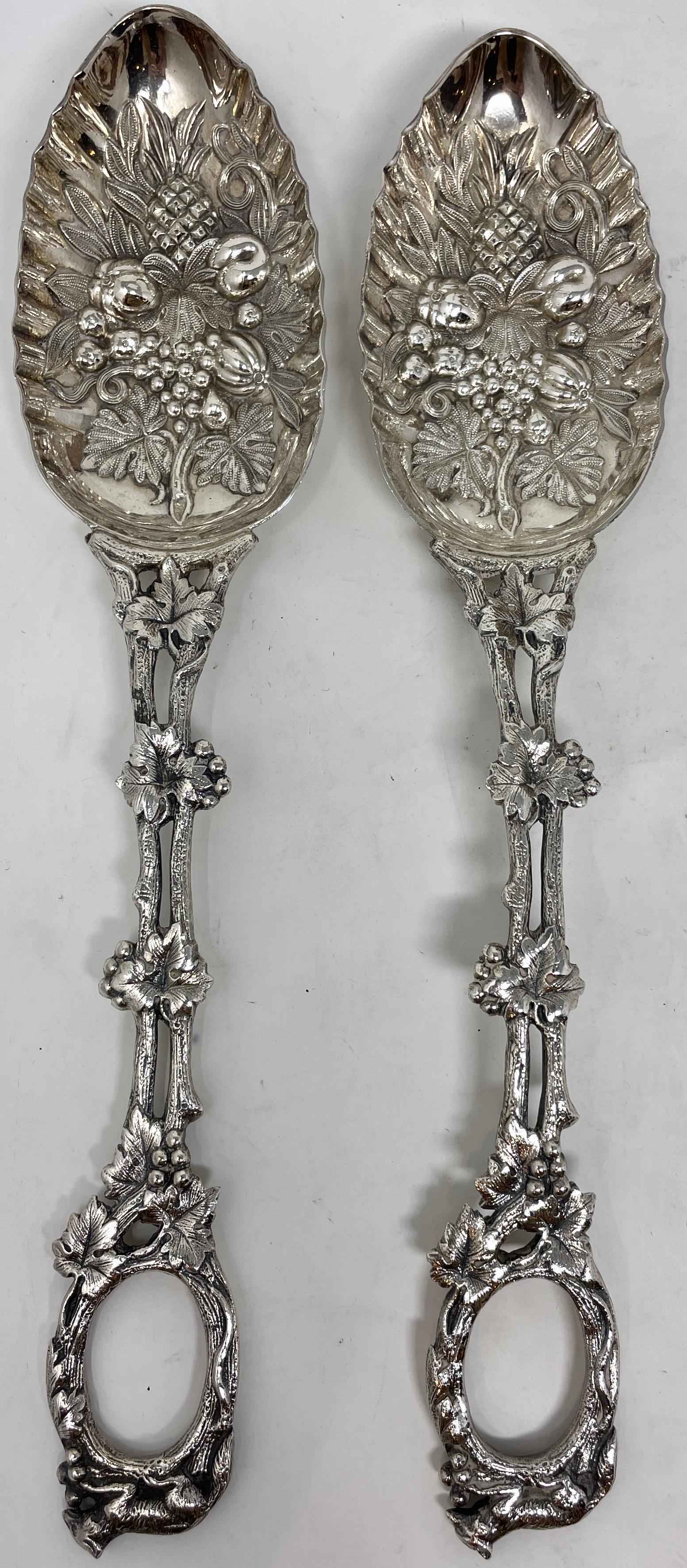 Antique English Silver Grape Shears & Berry Spoons in Original Case, Circa 1880 In Good Condition For Sale In New Orleans, LA