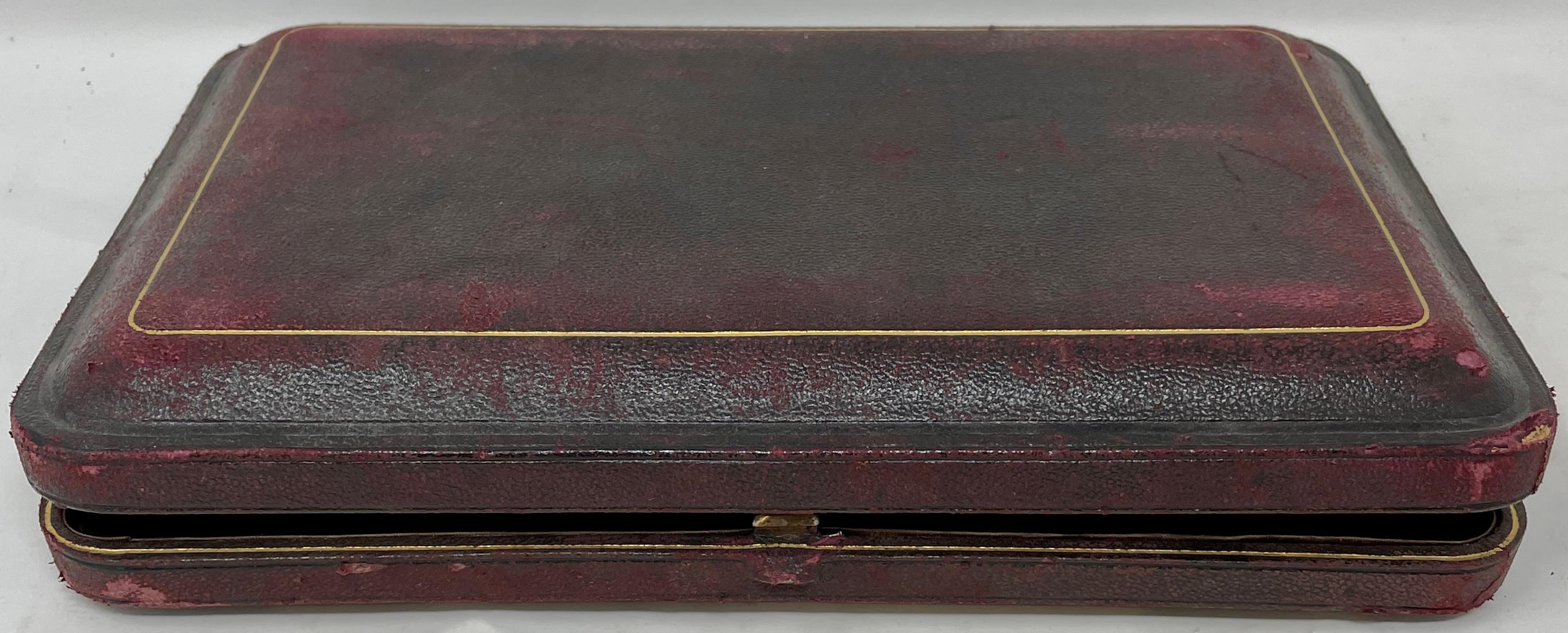 Antiguas tijeras inglesas de plata para uvas y cucharas para bayas en su estuche original, circa 1880 en venta 1