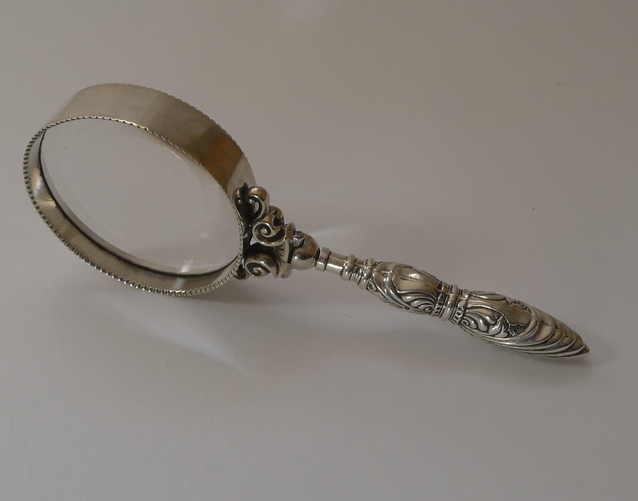 A charming Edwardian magnifying glass with a handle made from sterling silver (the frame around the glass is silver plated). The handle is fully hallmarked for Birmingham 1906 together with the makers mark for Crisford and Norris.

The glass is