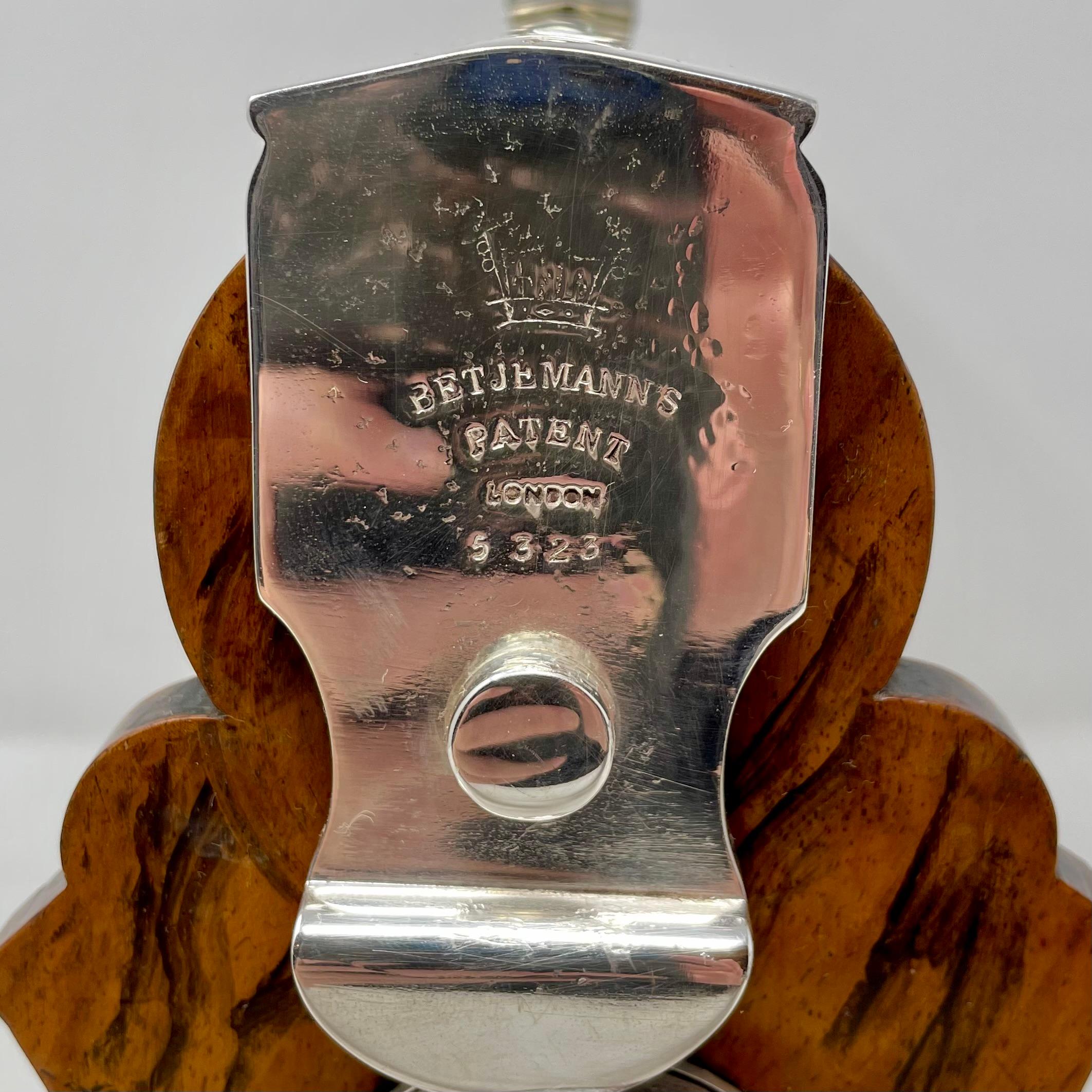 Antike englische Silber montiert Black Walnut 3 Flasche Tantalus, CIRCA 1880. im Zustand „Gut“ im Angebot in New Orleans, LA