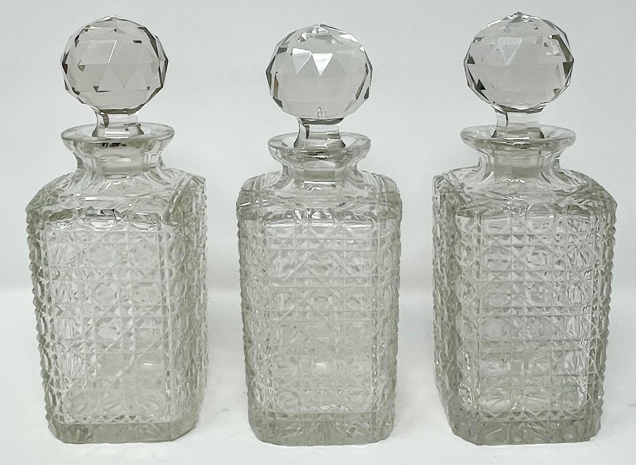 Antike englische Silber montiert Black Walnut 3 Flasche Tantalus, CIRCA 1880. im Angebot 2