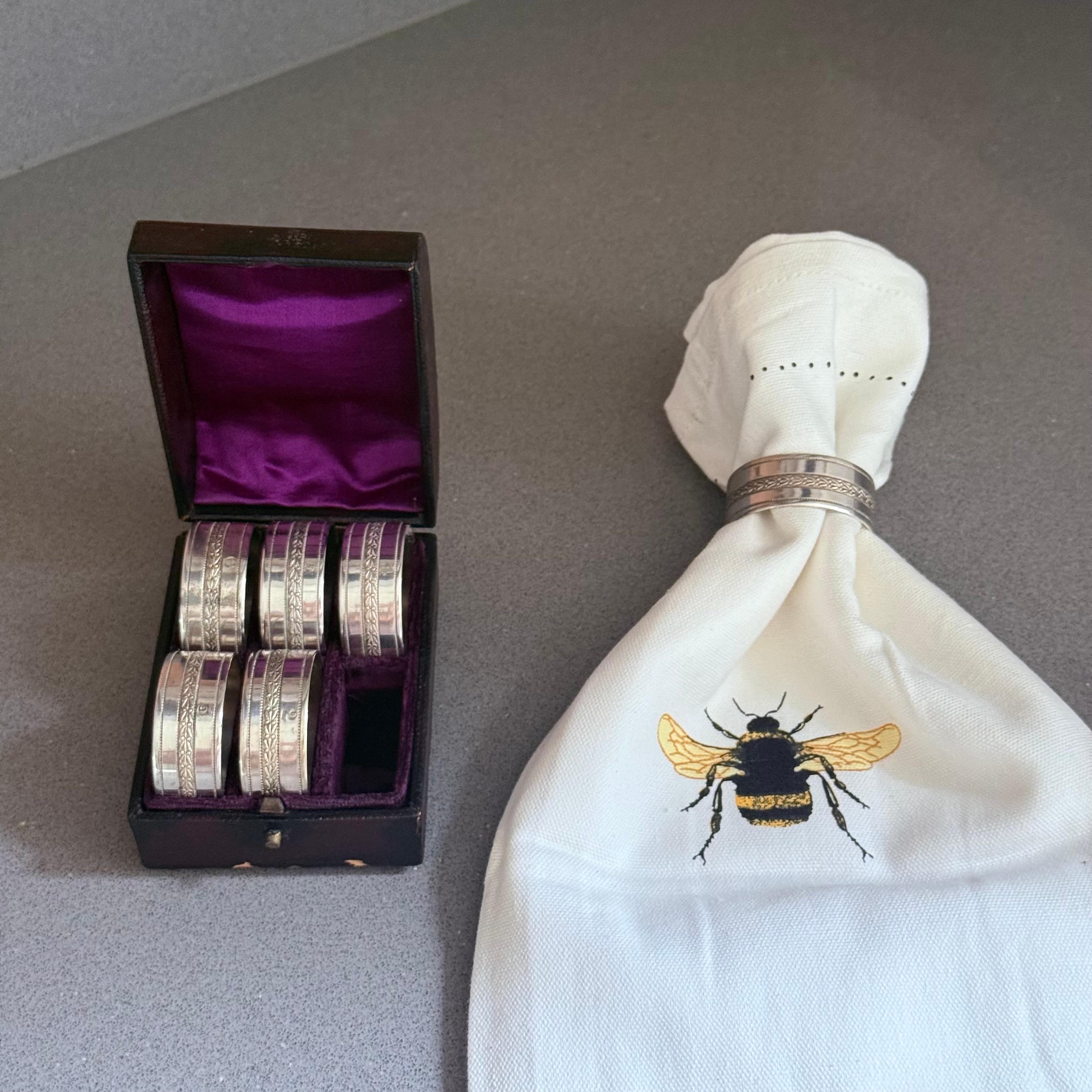 Antico set di 6 portatovaglioli d'argento inglese e astuccio originale con incisione ornata in vendita 4