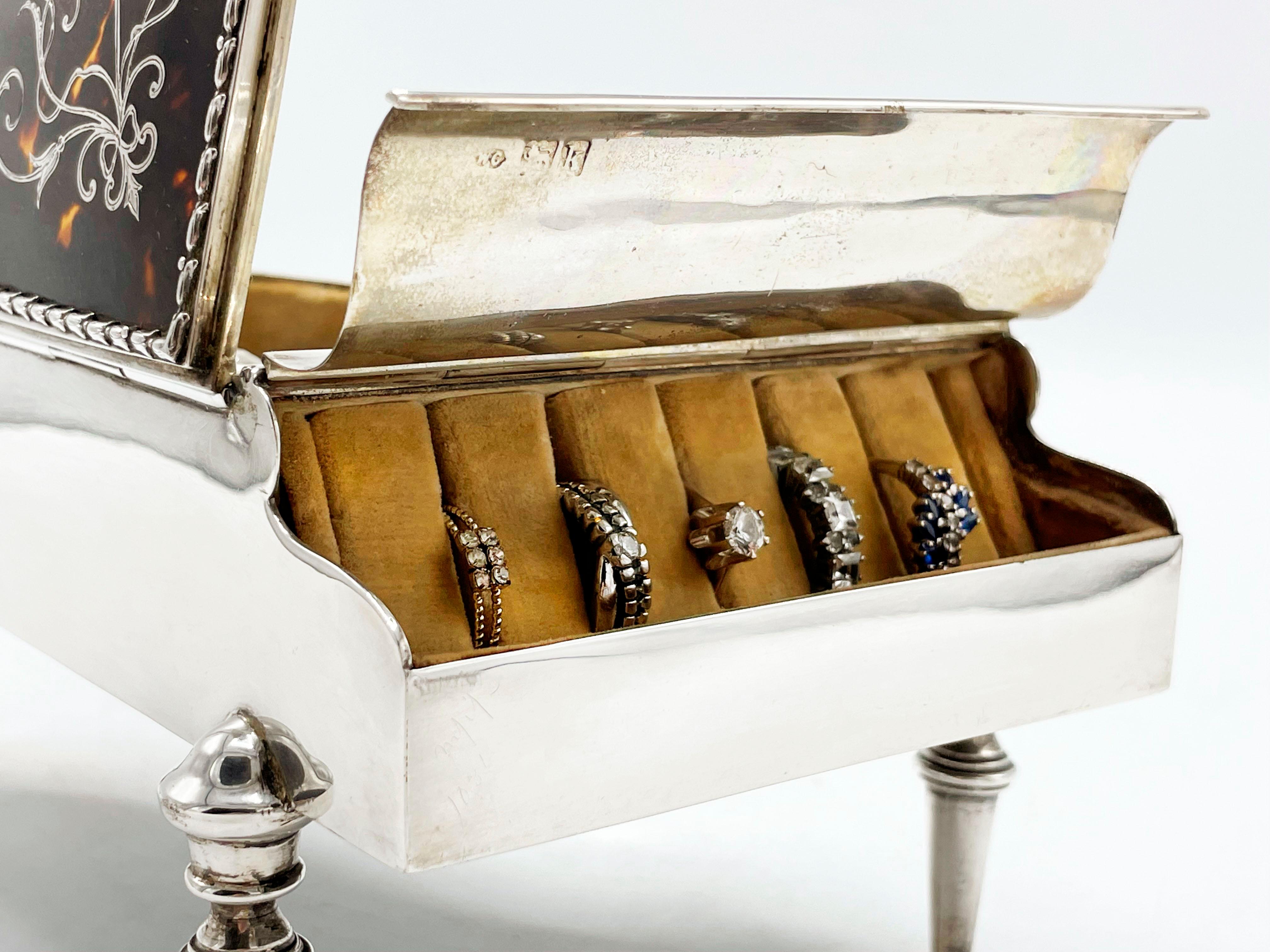Boîte à bijoux « Piano » anglaise ancienne en argent en vente 3