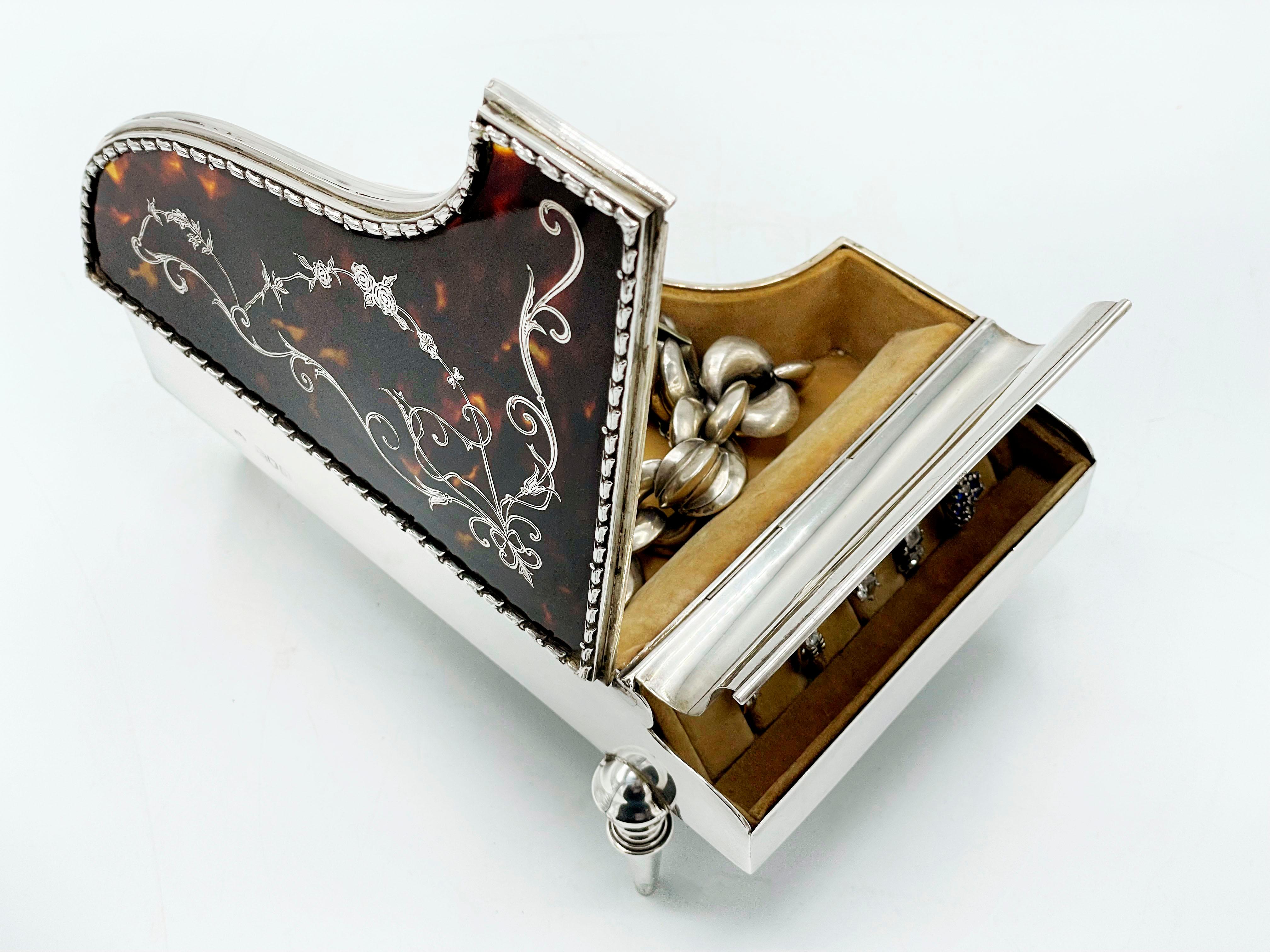 Boîte à bijoux « Piano » anglaise ancienne en argent en vente 7