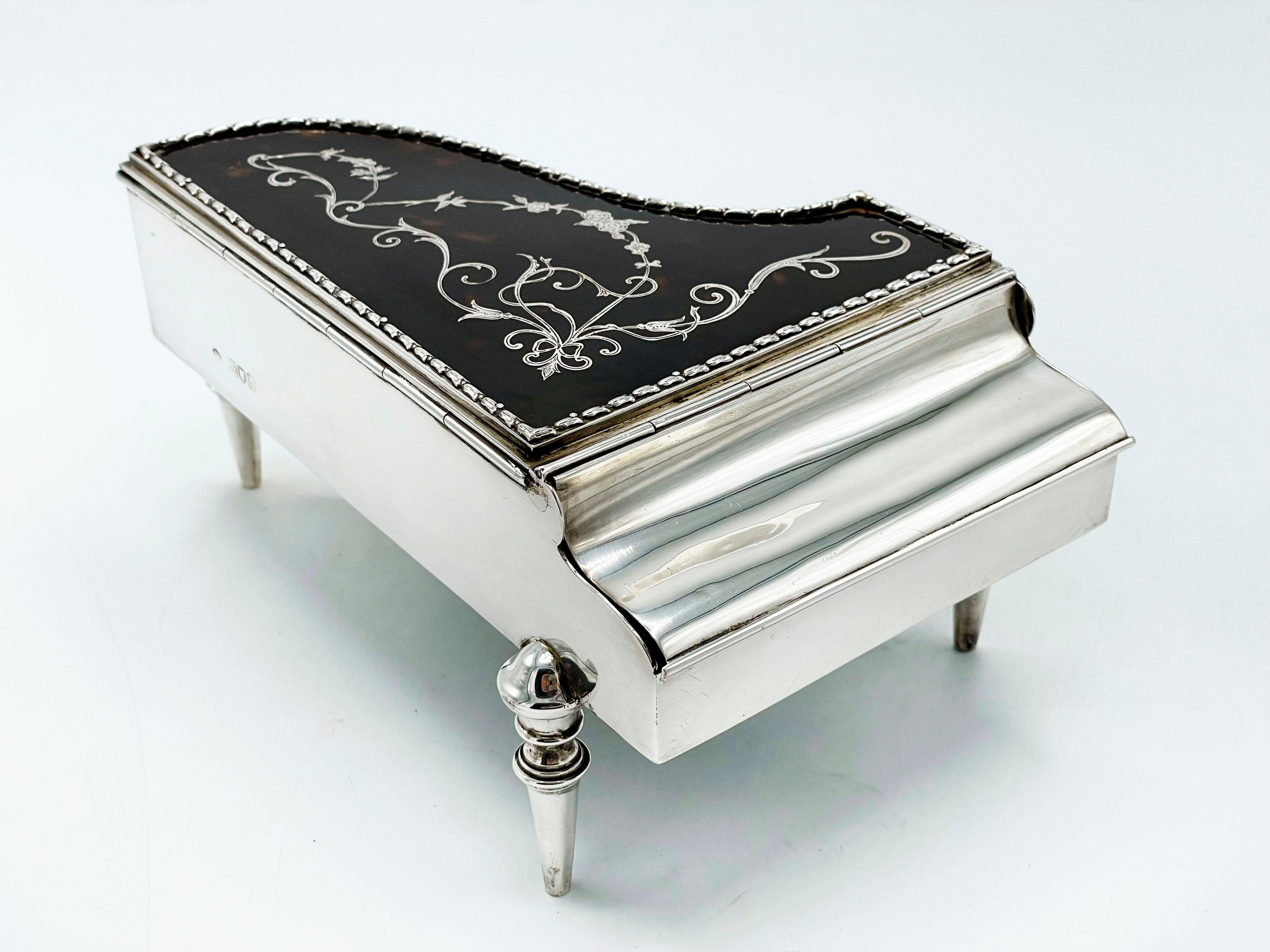 Pour les amateurs de musique.
Une boîte à bijoux anglaise en argent très inhabituelle, en forme de piano à queue.
Le 