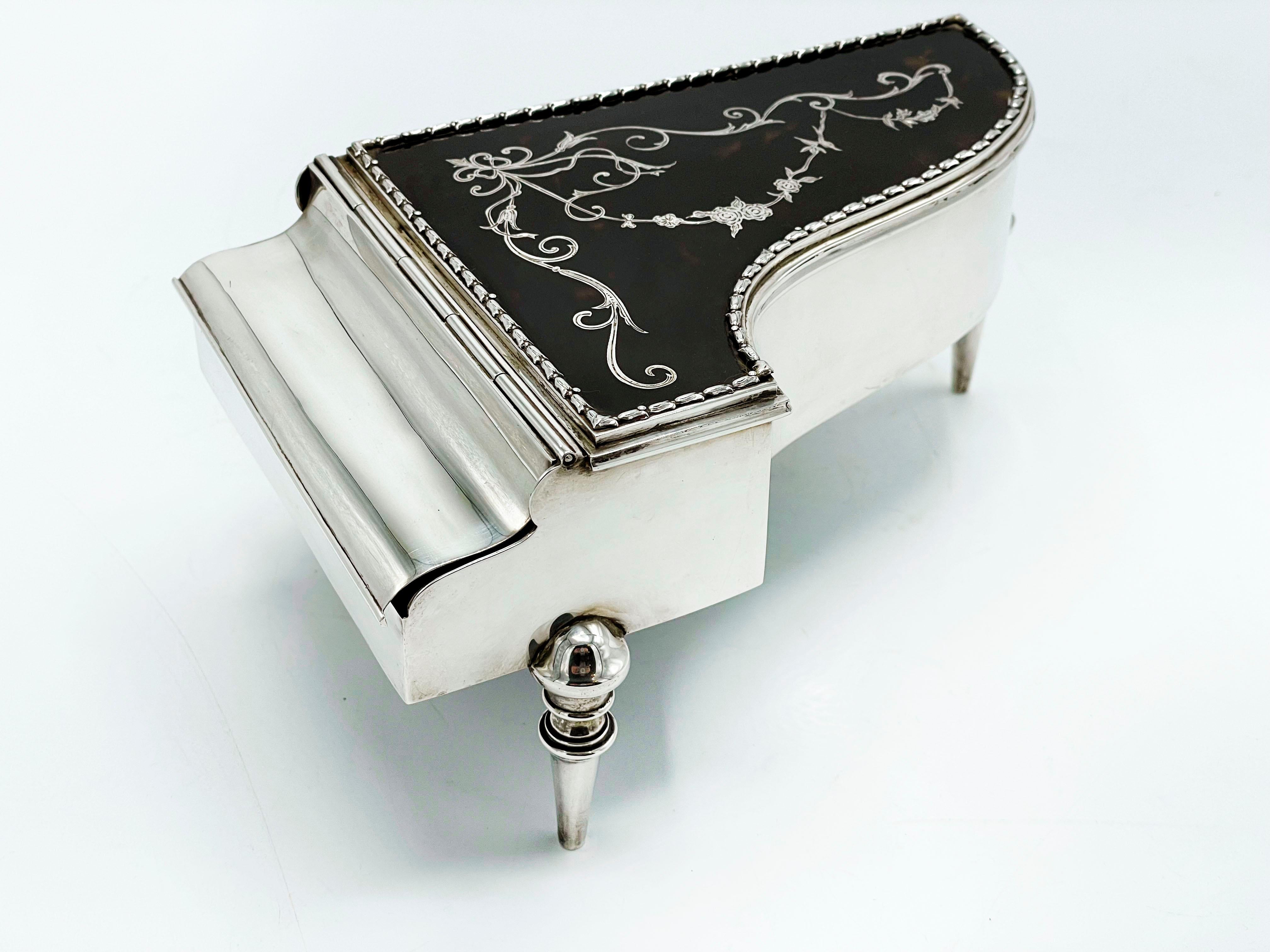 Édouardien Boîte à bijoux « Piano » anglaise ancienne en argent en vente