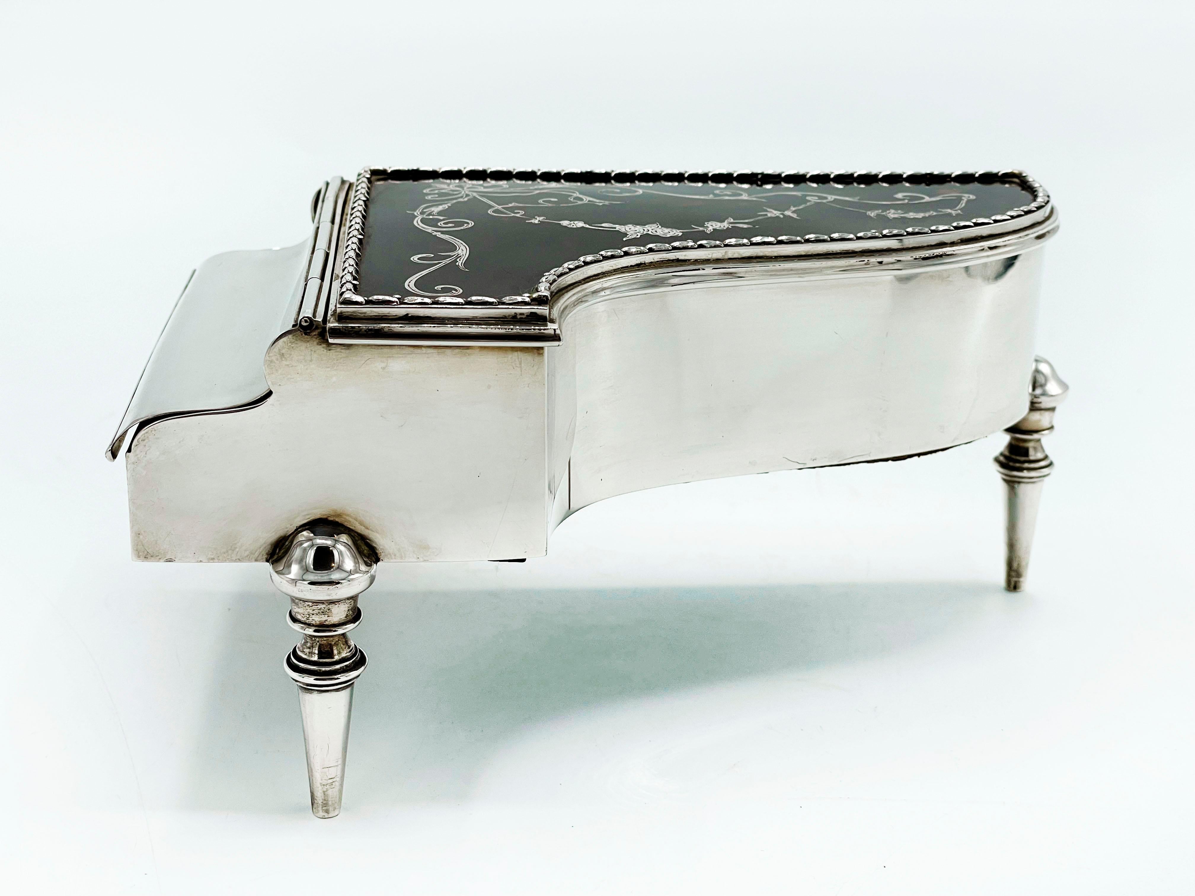 Antike englische Silberschmuckkästchen „Piano“ aus Silber (Englisch) im Angebot