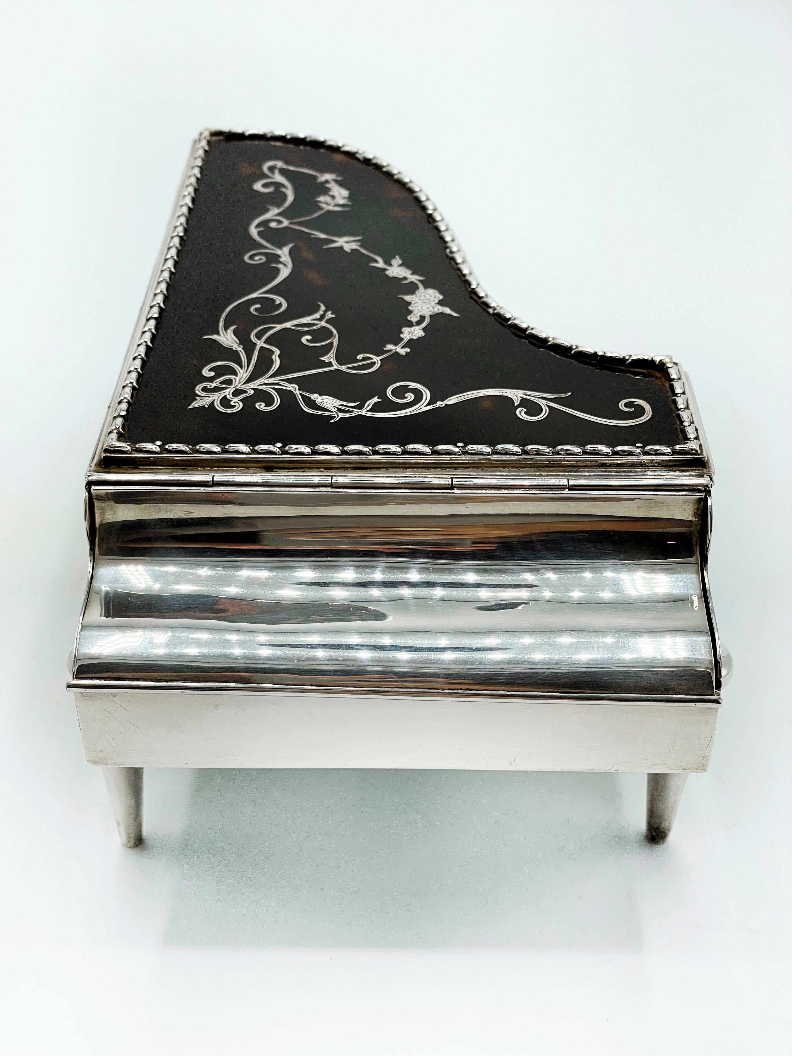 Antike englische Silberschmuckkästchen „Piano“ aus Silber (Metallarbeit) im Angebot