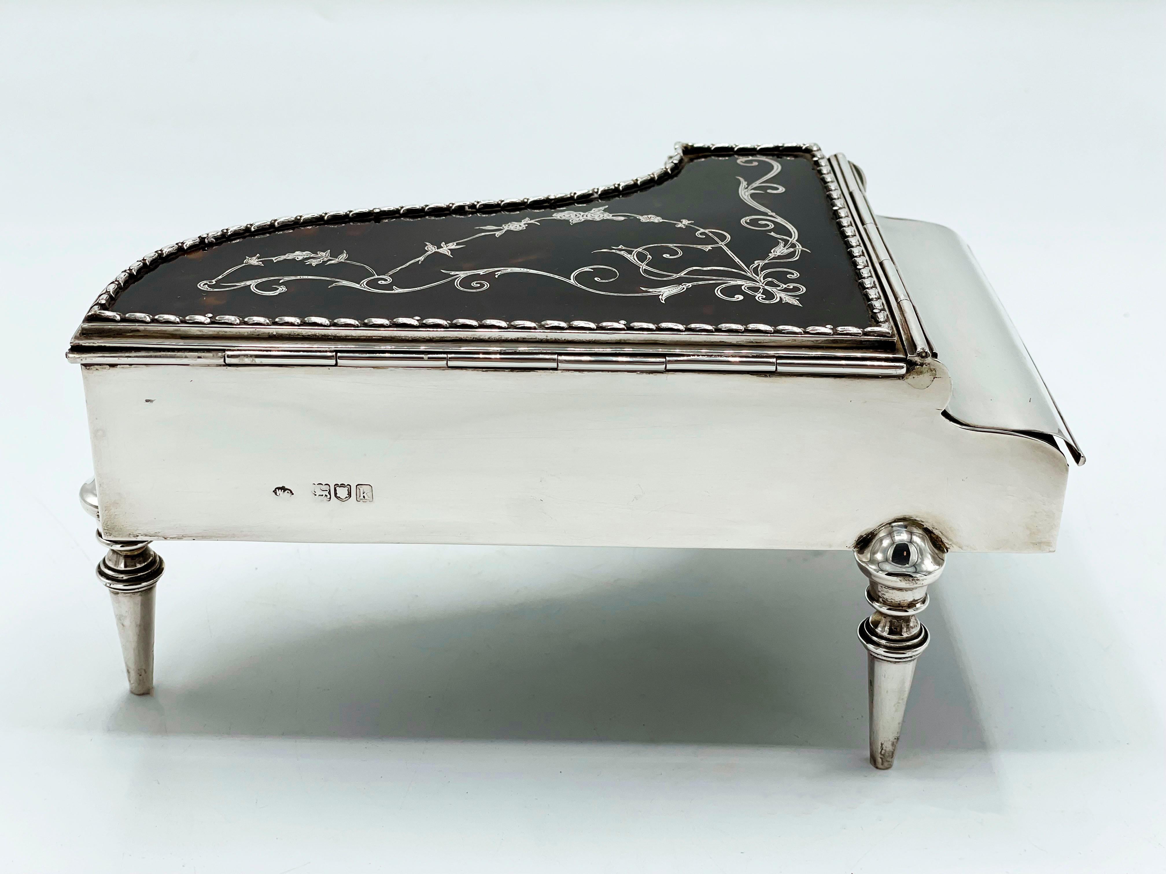 Antike englische Silberschmuckkästchen „Piano“ aus Silber im Zustand „Gut“ im Angebot in Autonomous City Buenos Aires, CABA