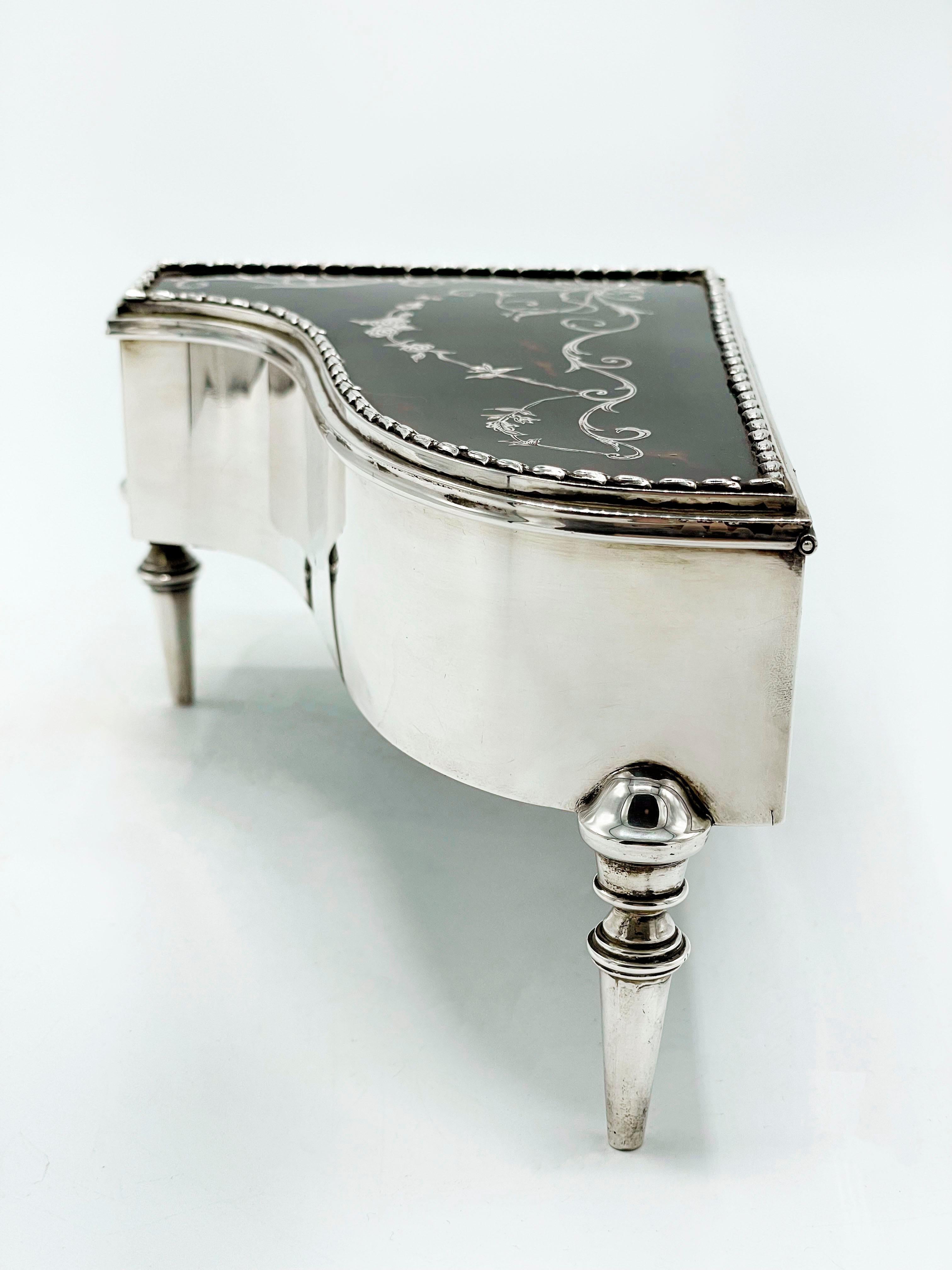 Début du 20ème siècle Boîte à bijoux « Piano » anglaise ancienne en argent en vente