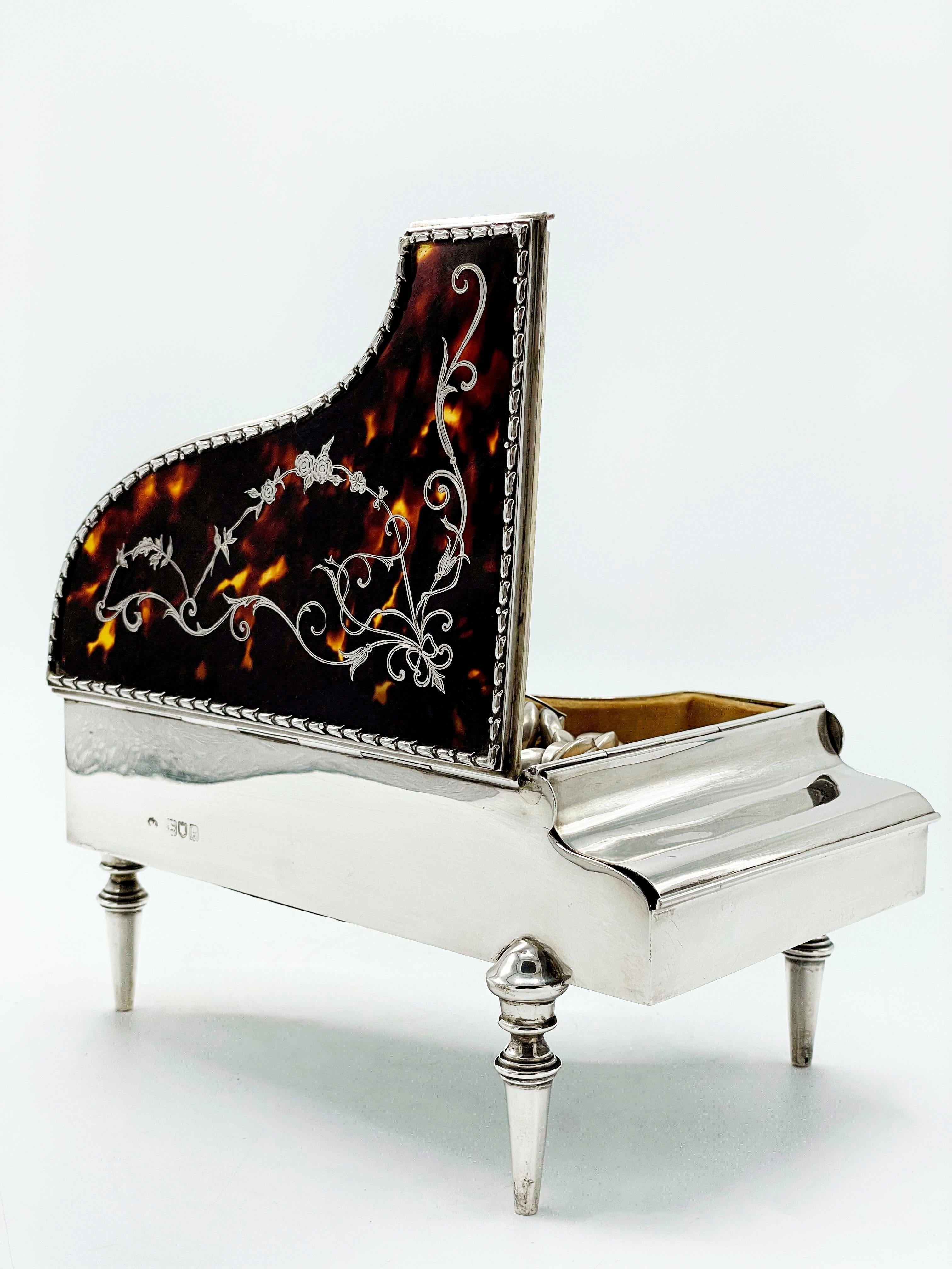 Argent Boîte à bijoux « Piano » anglaise ancienne en argent en vente