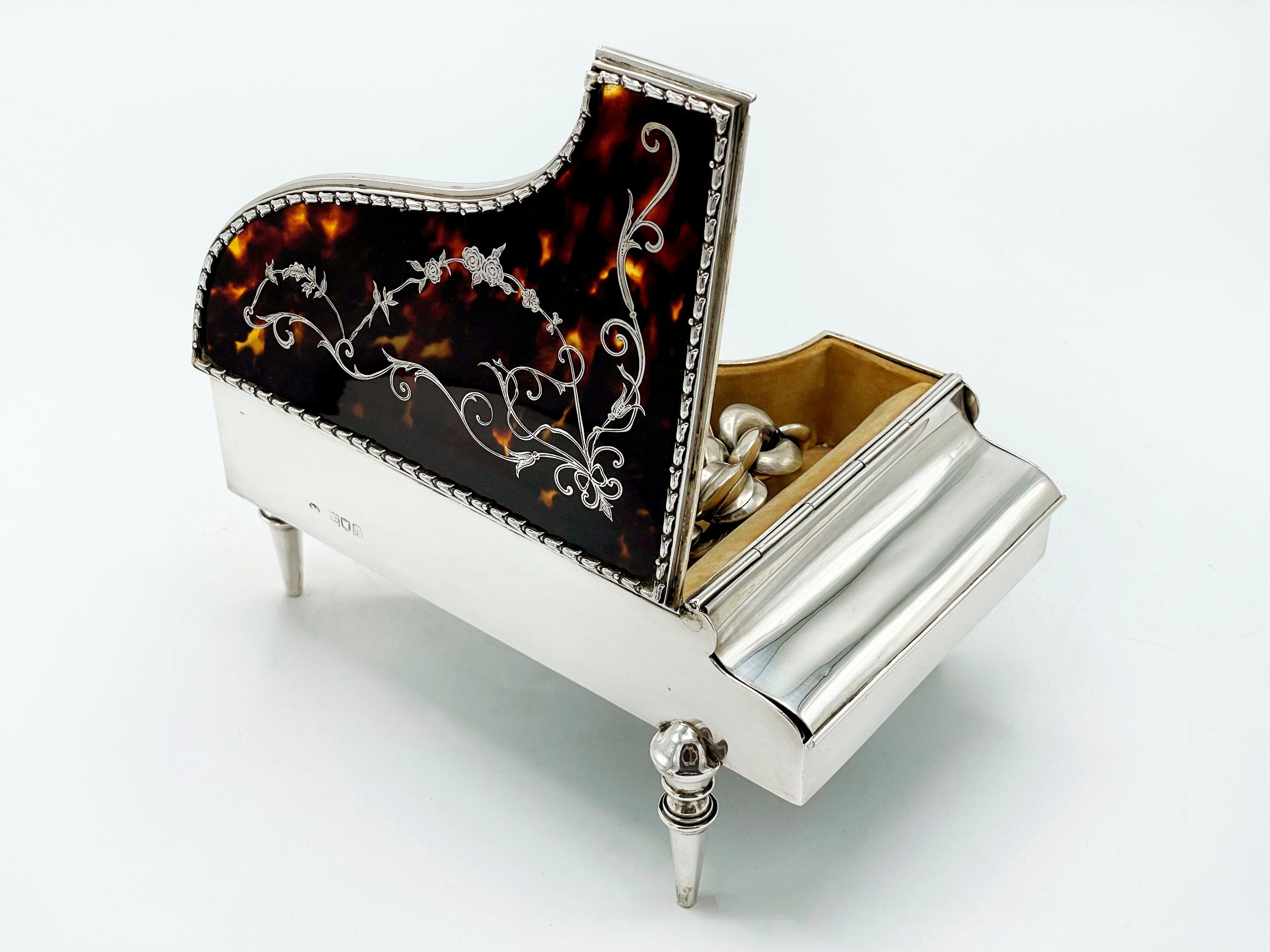 Boîte à bijoux « Piano » anglaise ancienne en argent en vente 1
