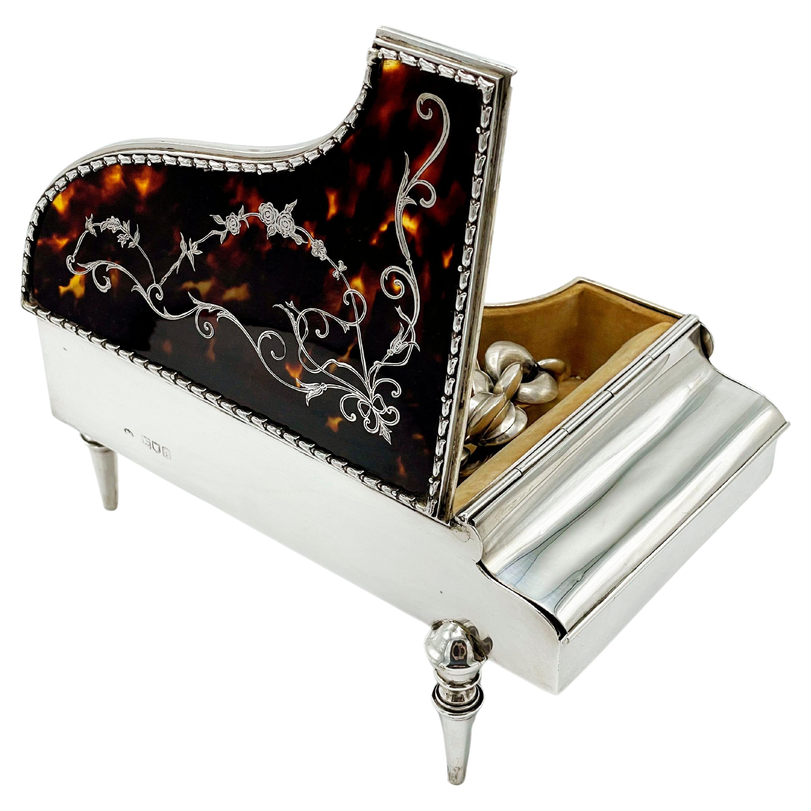 Antike englische Silberschmuckkästchen „Piano“ aus Silber im Angebot