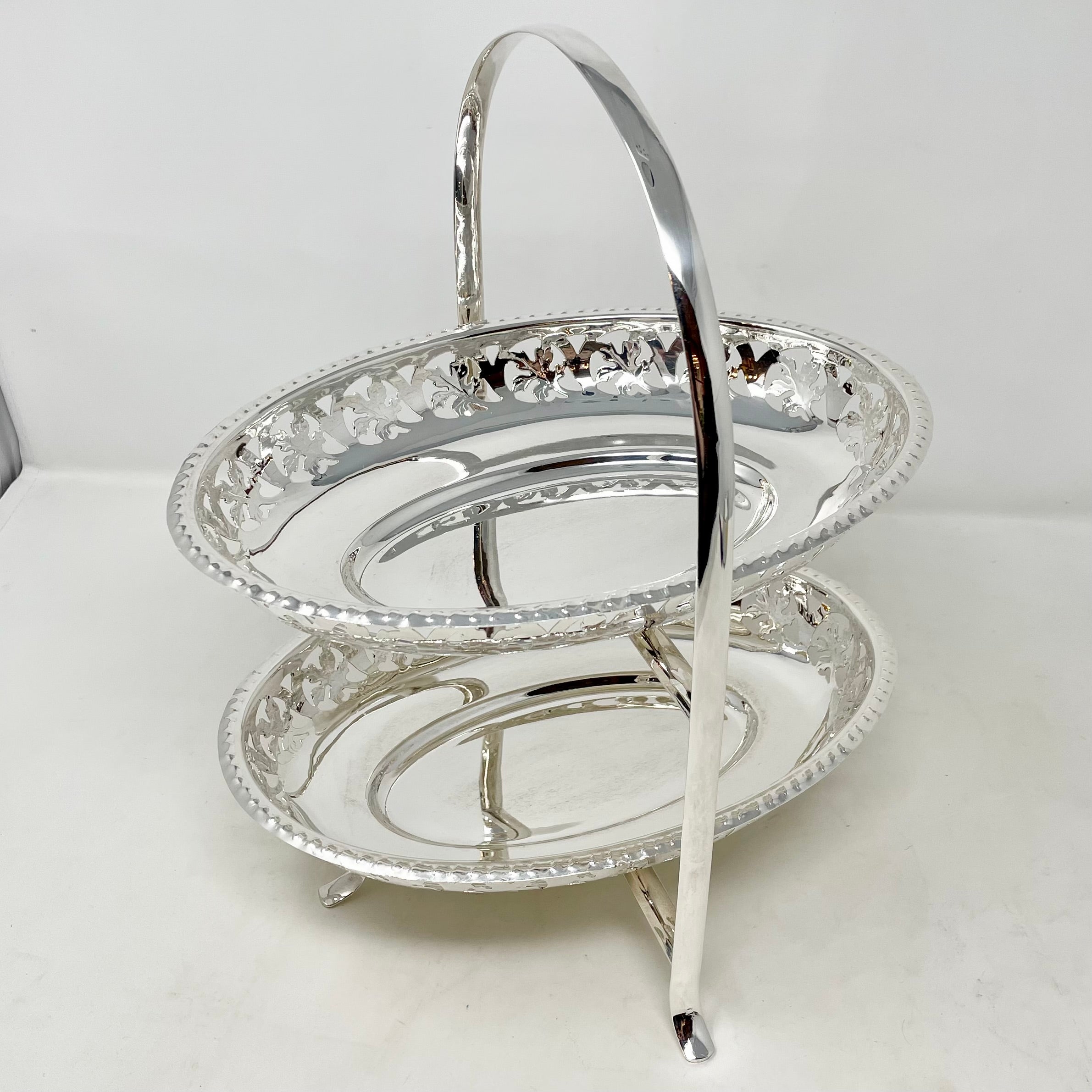Antiguo pastelero inglés de plata de 2 pisos con cuencos perforados, circa 1900 Inglés en venta