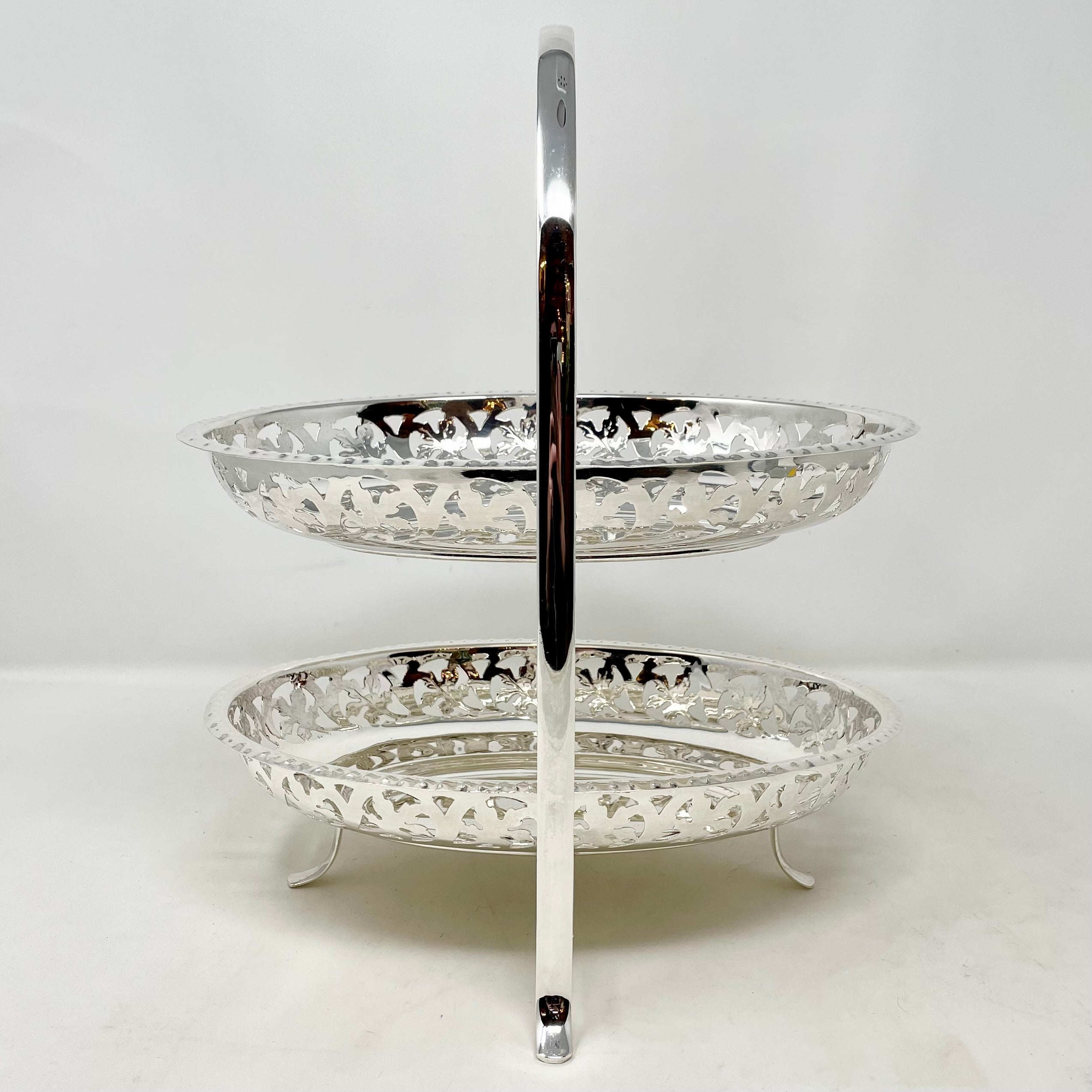 Antiguo pastelero inglés de plata de 2 pisos con cuencos perforados, circa 1900 en Bueno estado para la venta en New Orleans, LA
