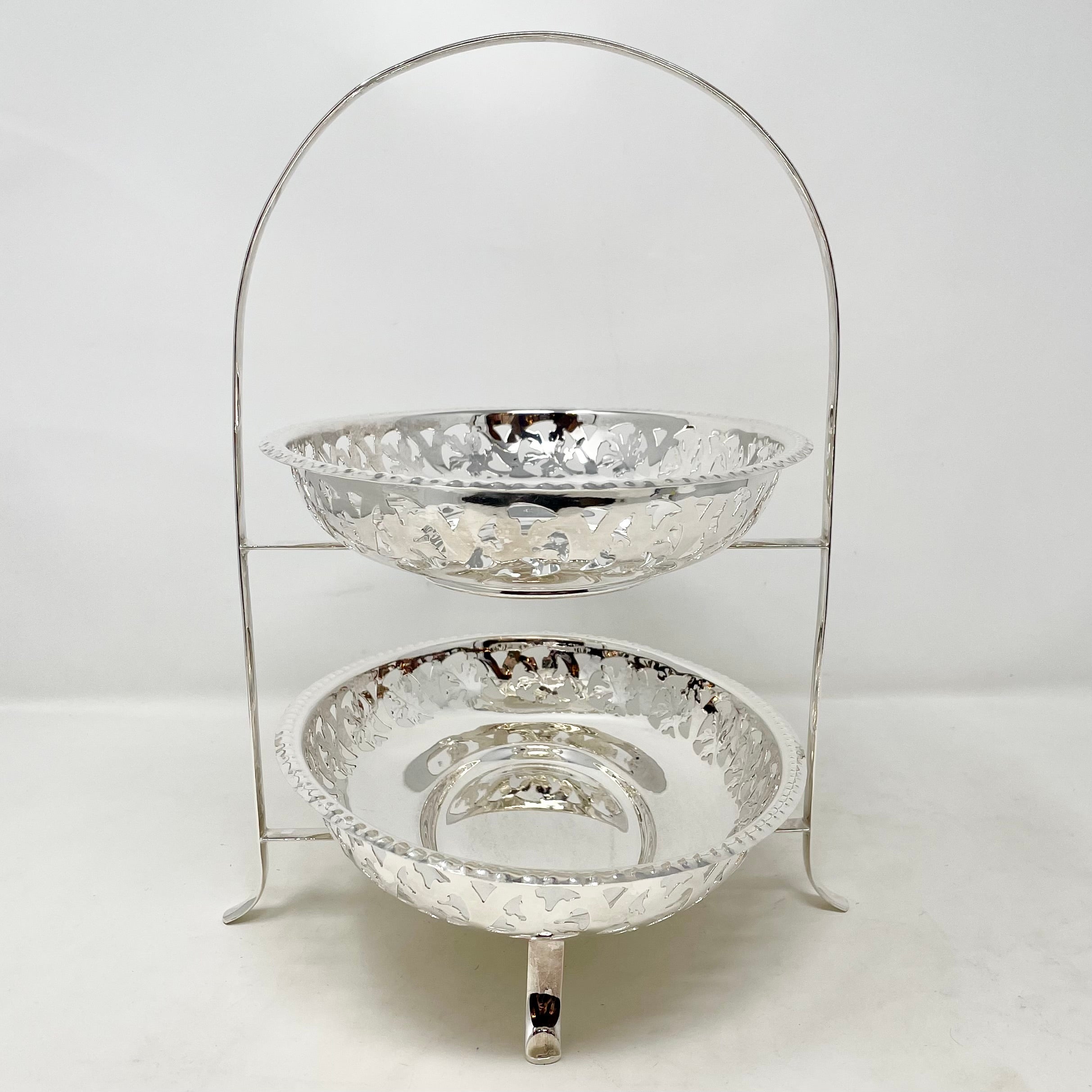 Antiguo pastelero inglés de plata de 2 pisos con cuencos perforados, circa 1900 siglo XX en venta