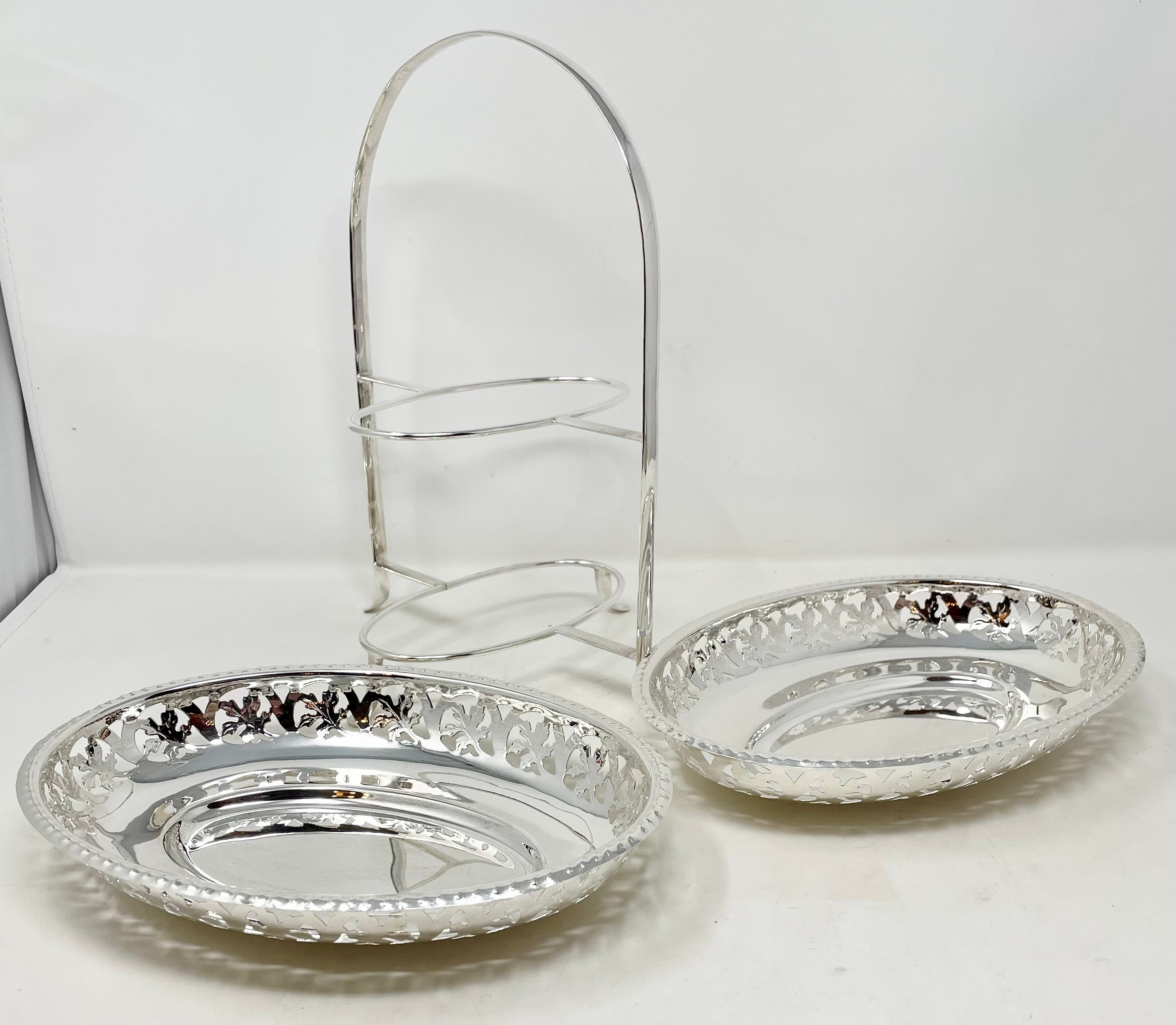 Antiguo pastelero inglés de plata de 2 pisos con cuencos perforados, circa 1900 Chapado en plata en venta