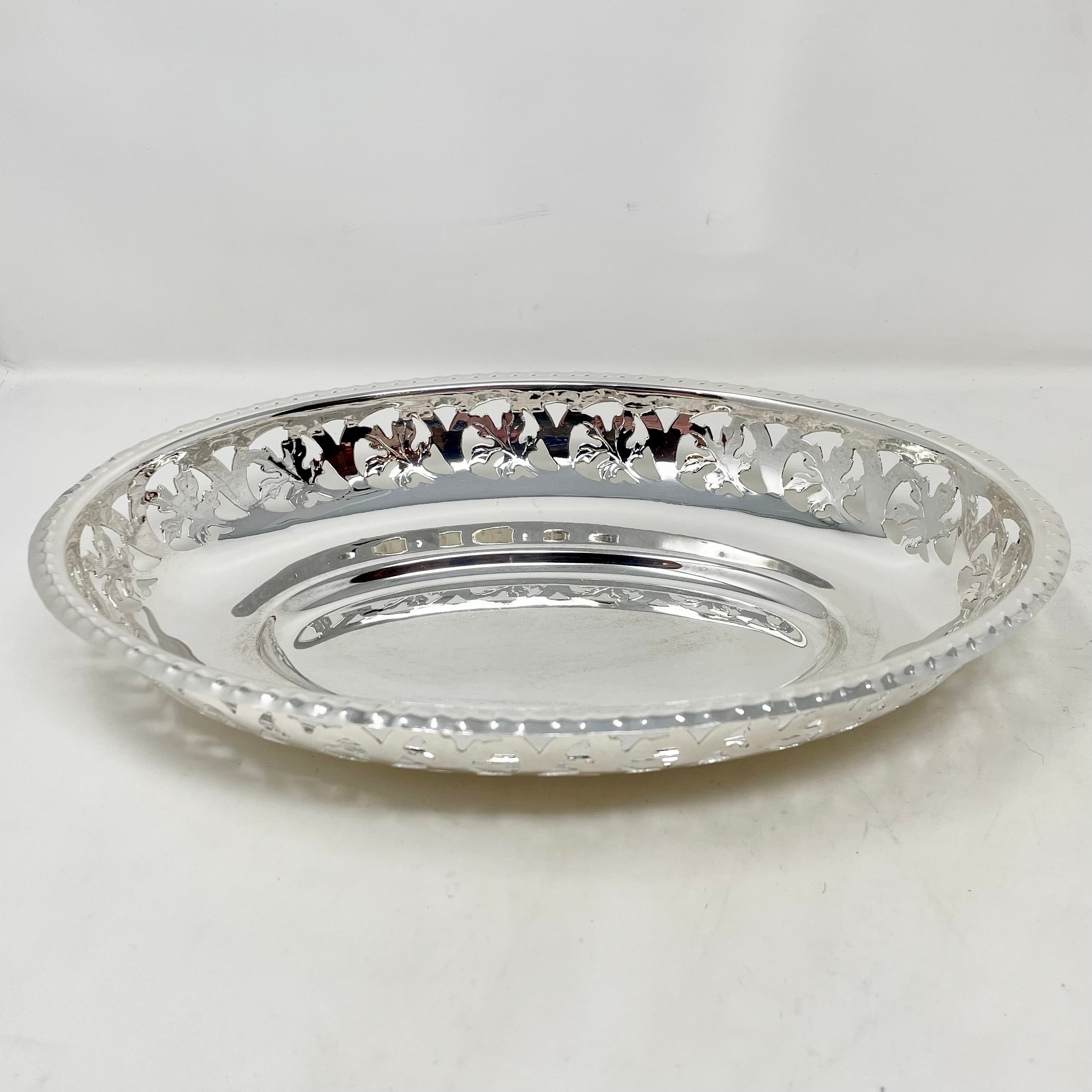 Antiguo pastelero inglés de plata de 2 pisos con cuencos perforados, circa 1900 en venta 3