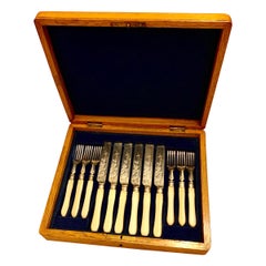 Ensemble de poissons anglais ancien en métal argenté et bakélite pour six dans sa boîte en bois d'origine