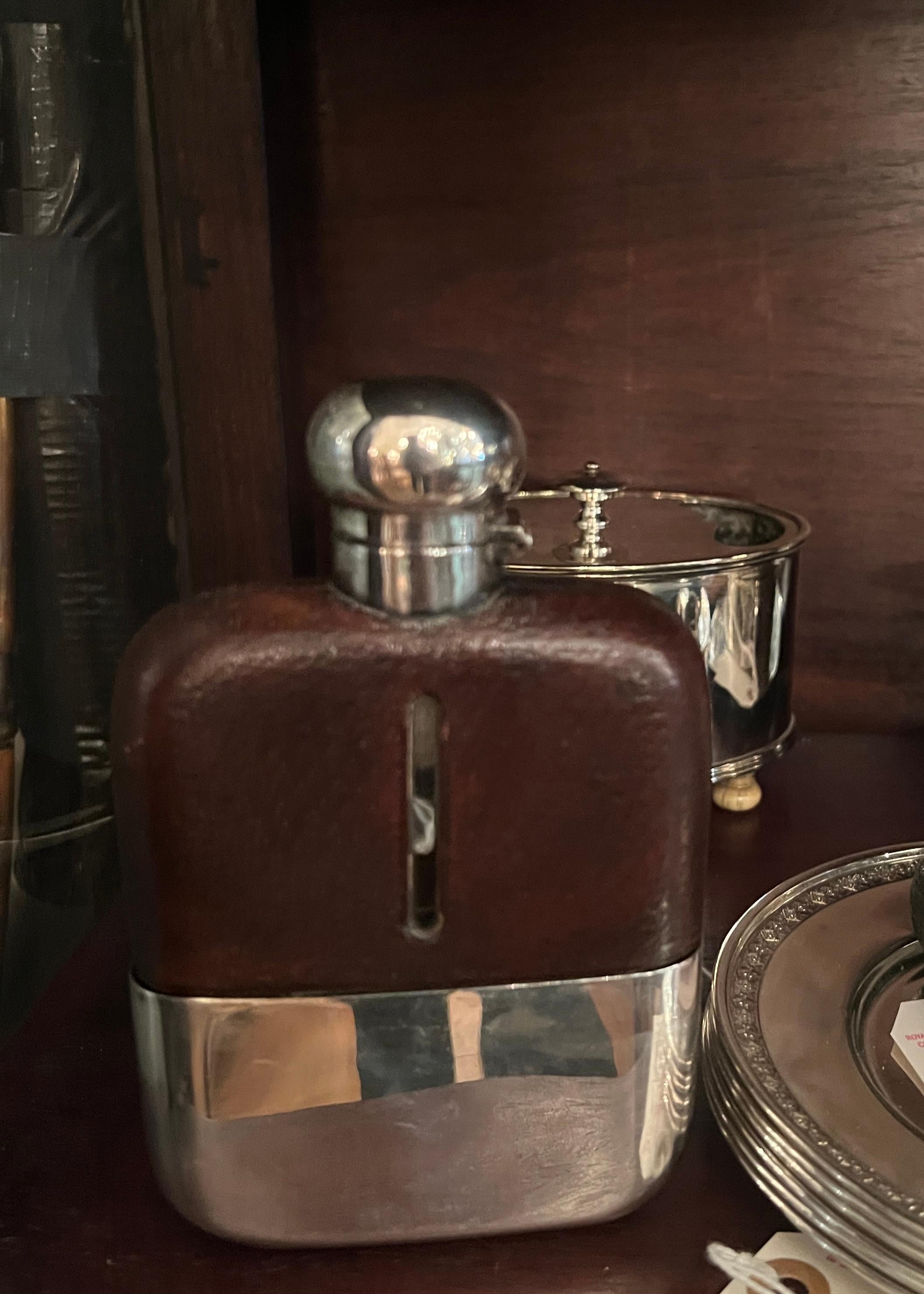 Flacon anglais ancien en argent et monté en cuir italien, vers 1920. Bon état - En vente à New Orleans, LA