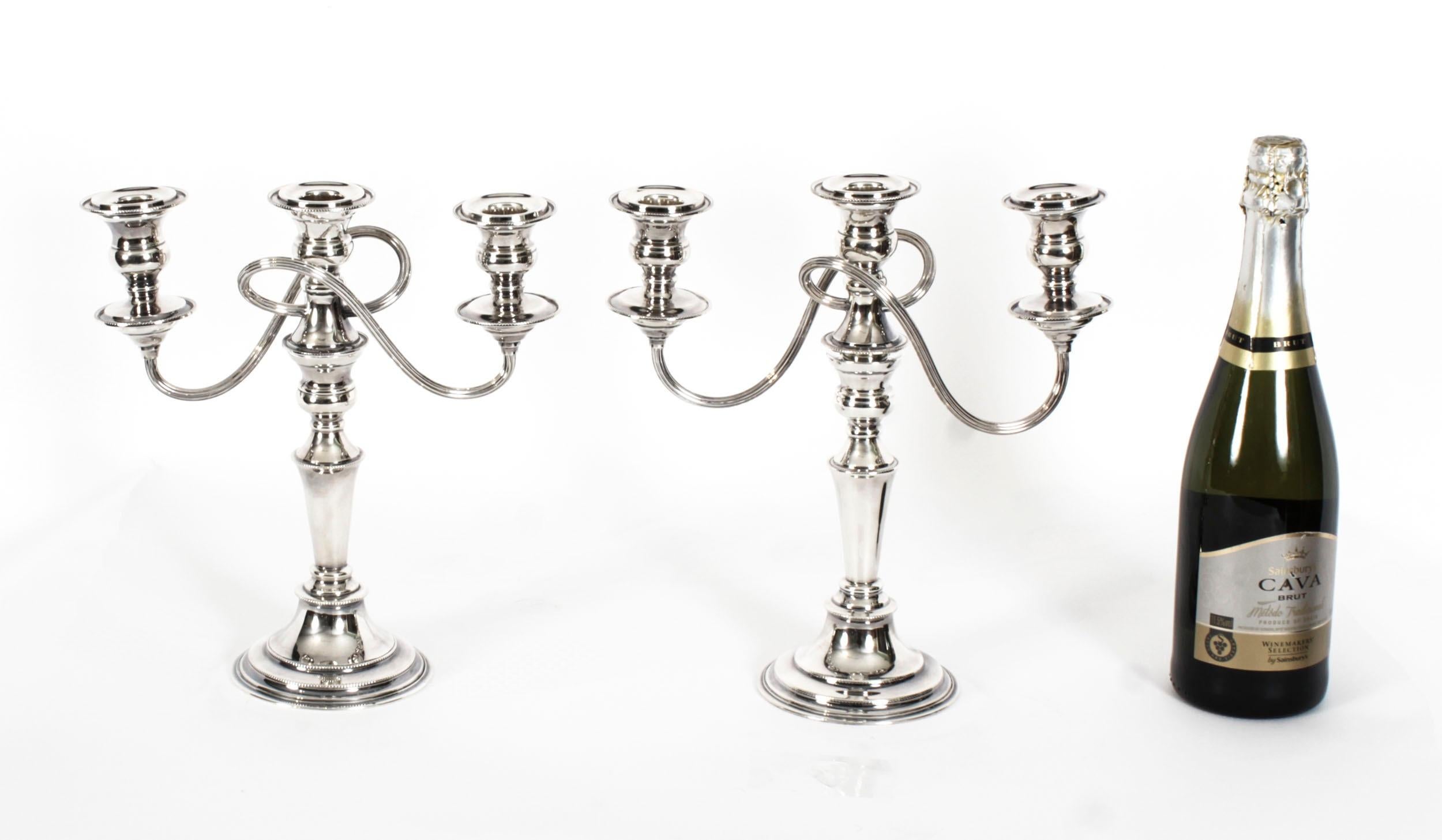 Antiguo candelabro inglés de plata Elkington & Co Circa 1920 en venta 10