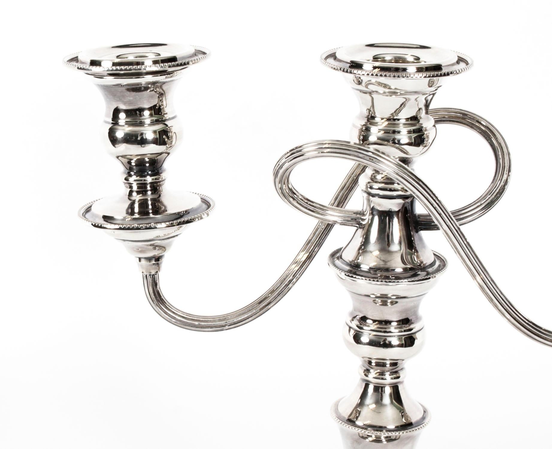 Antiguo candelabro inglés de plata Elkington & Co Circa 1920 principios del siglo XX en venta