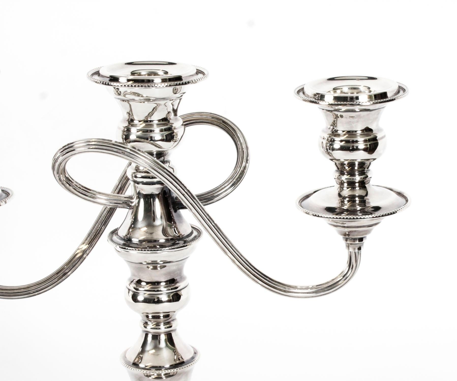 Antiguo candelabro inglés de plata Elkington & Co Circa 1920 en venta 1