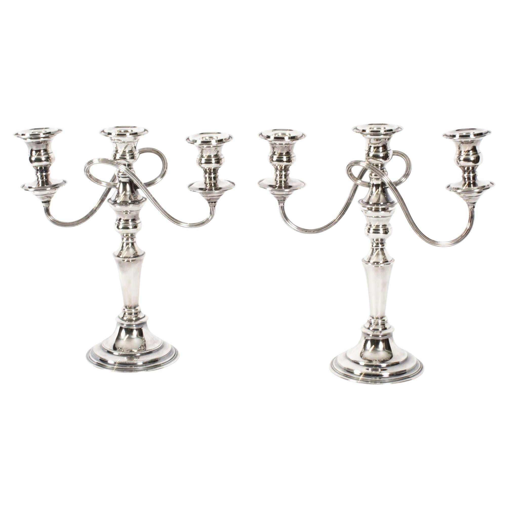 Antiguo candelabro inglés de plata Elkington & Co Circa 1920 en venta