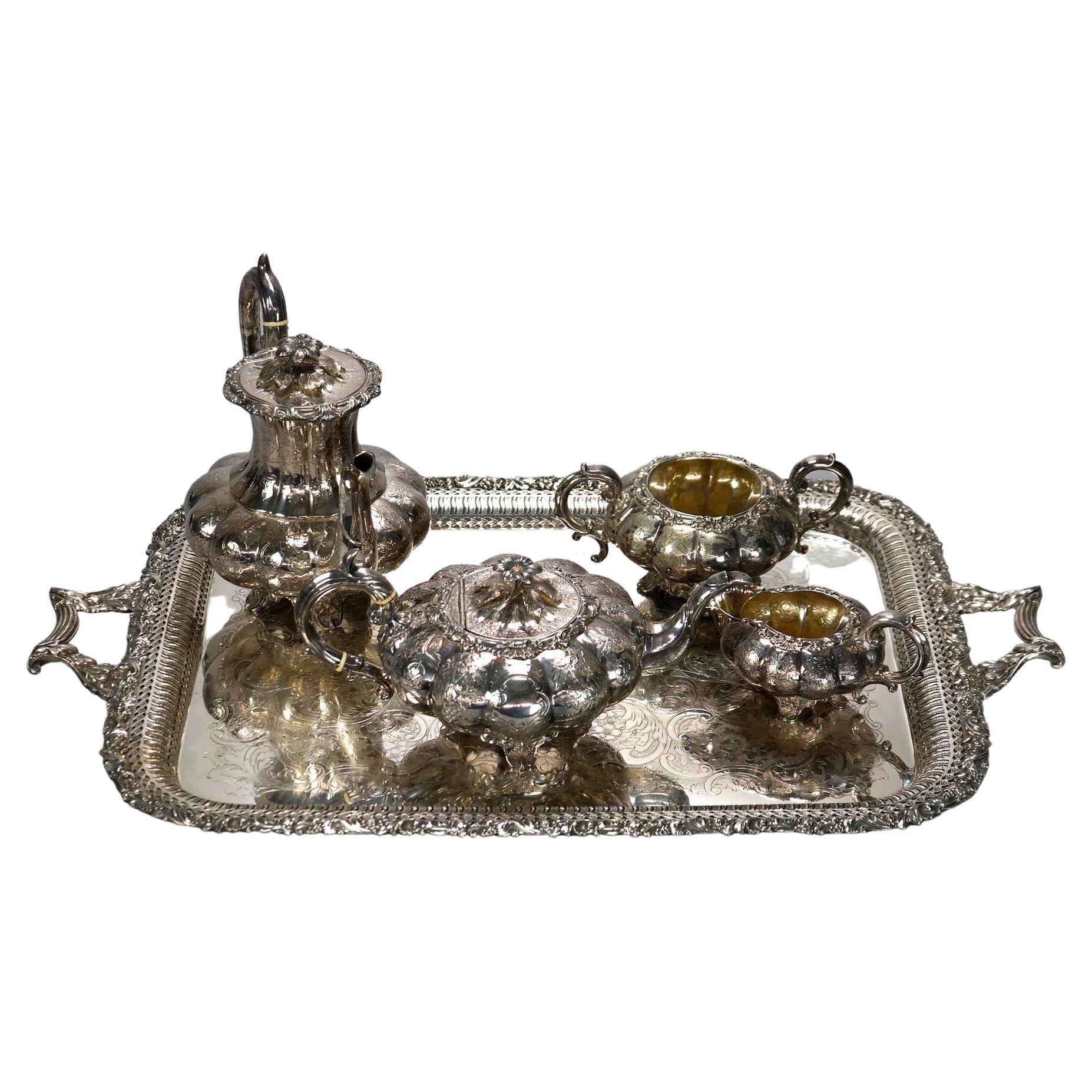 Service à thé anglais ancien de quatre pièces en métal argenté avec plateau 19ème siècle en vente