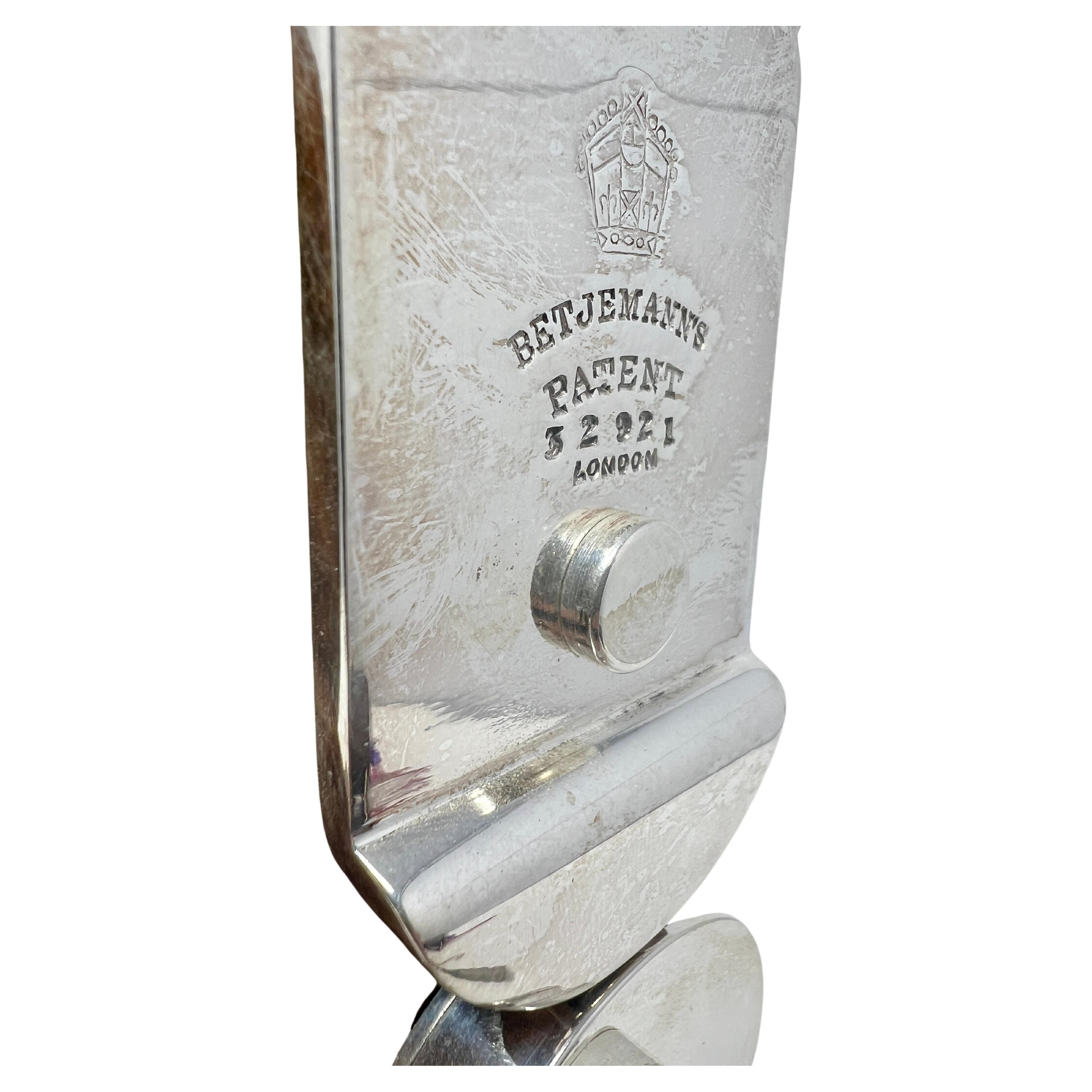 Antiguo tántalo inglés de plata y roble dorado de tres botellas, circa 1880. siglo XIX