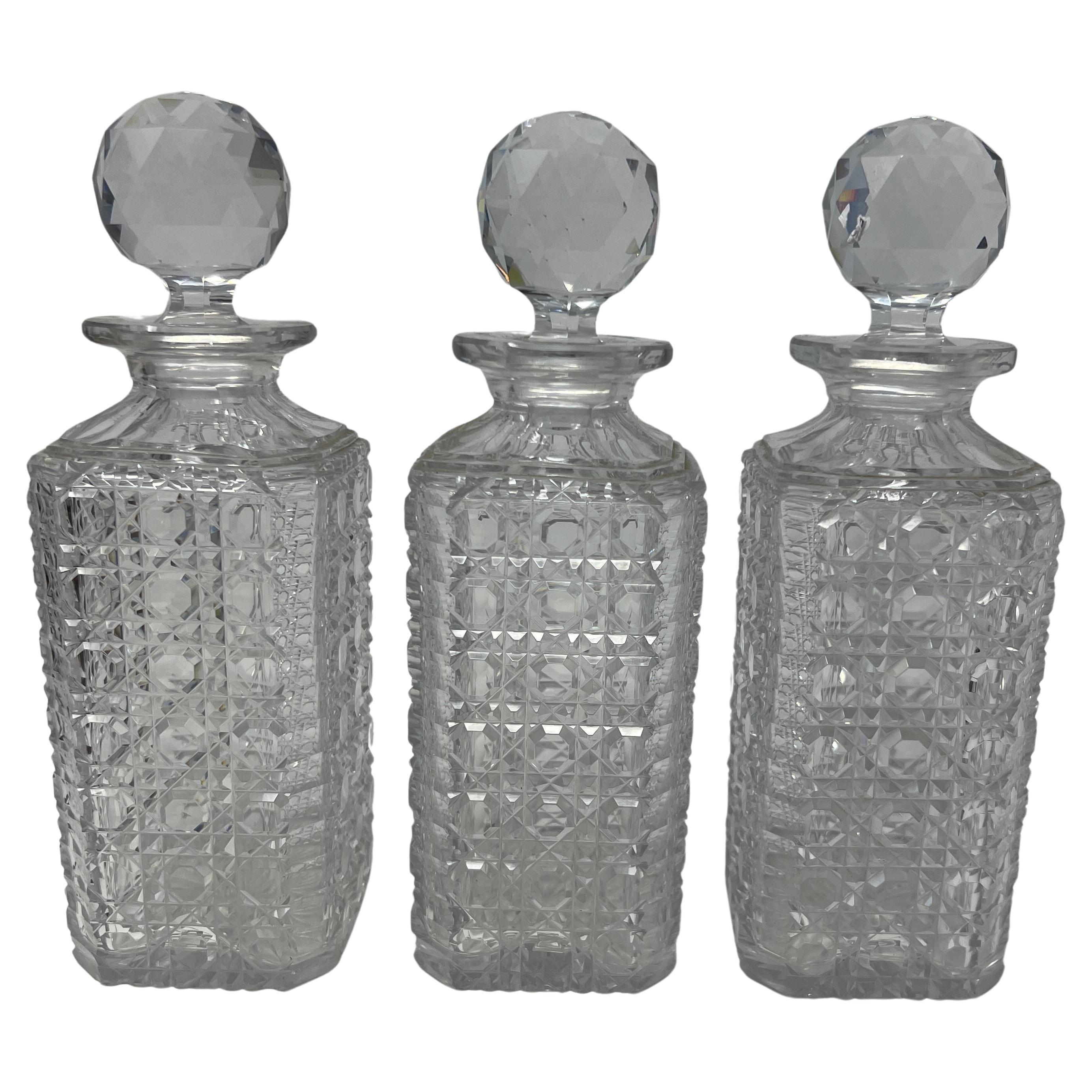 XIXe siècle Ancien Tantale anglais en argent et chêne doré à trois bouteilles, vers 1880.