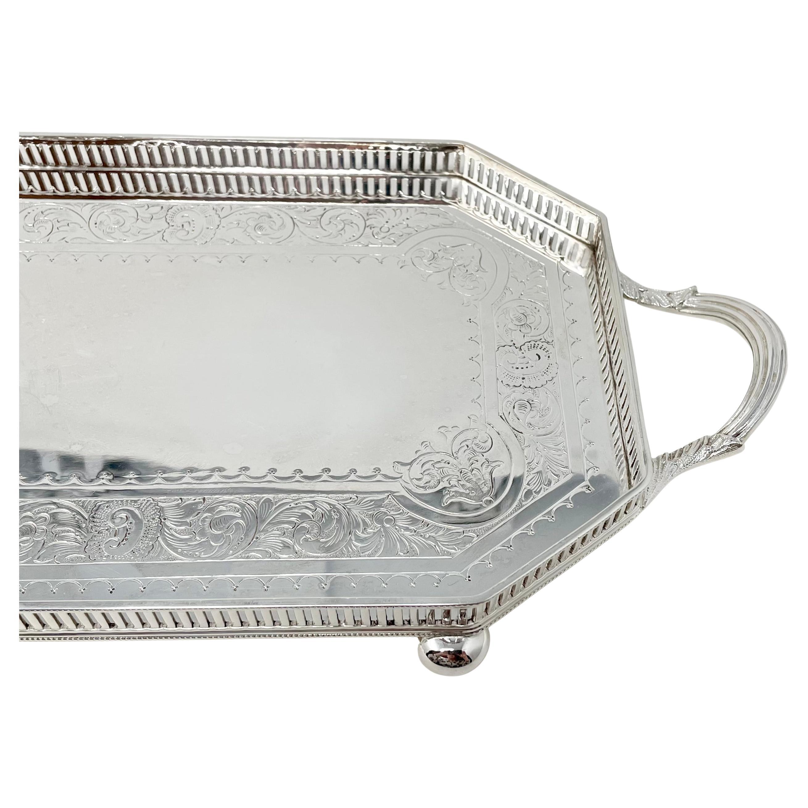Bandeja de plata inglesa antigua con pie y galería Circa 1880 siglo XIX en venta