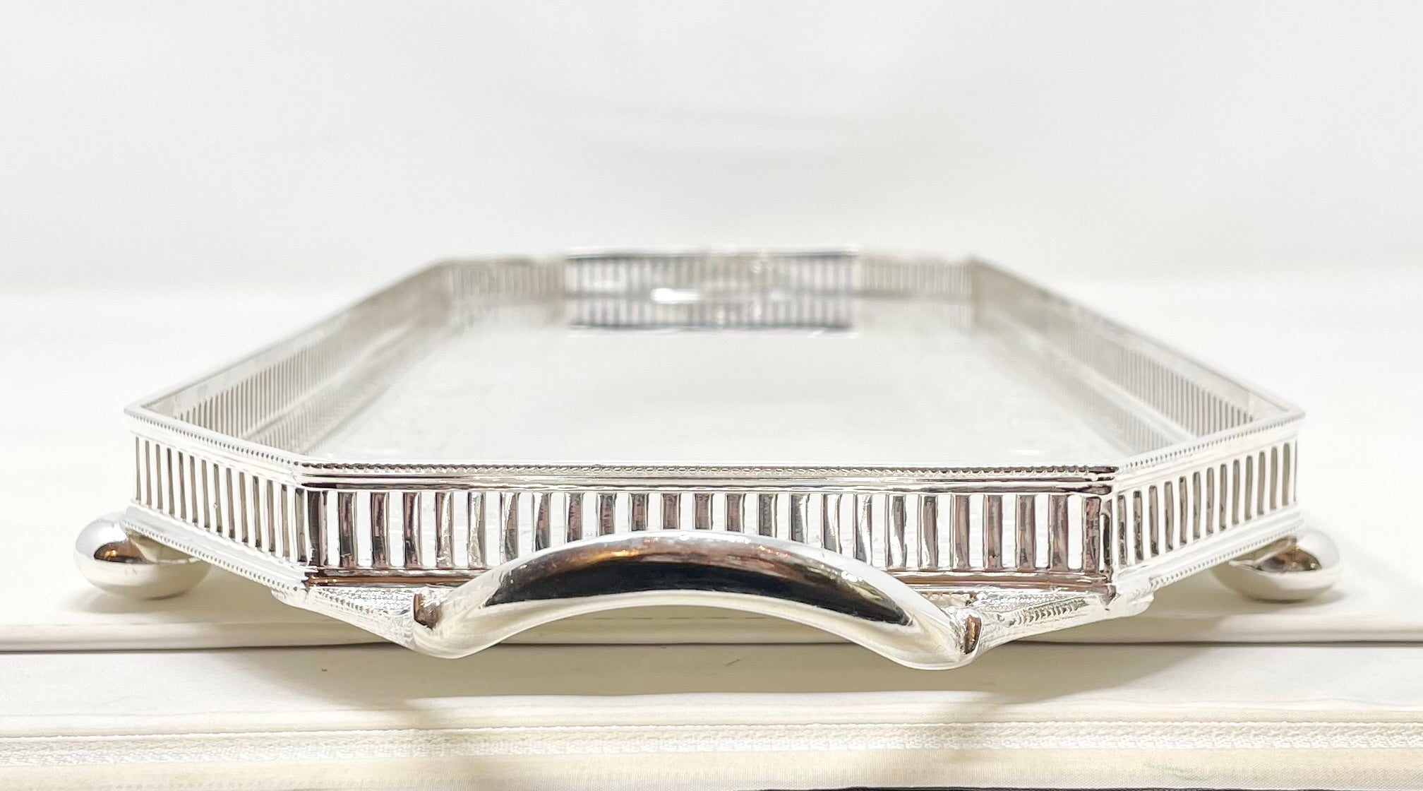 Bandeja de plata inglesa antigua con pie y galería Circa 1880 Chapado en plata en venta