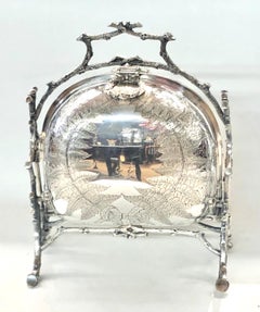 Antigua caja de galletas plegable de plata inglesa repujada a mano con forma de cojín