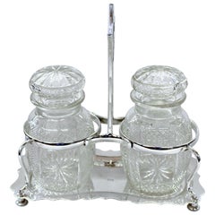 Set de cornichons doubles en cristal taillé à la main en forme de tonneau A Silver Silver Plate Antique English English Silver Plate Hand-Cut Crystal Shape Double Jar Pickle Set