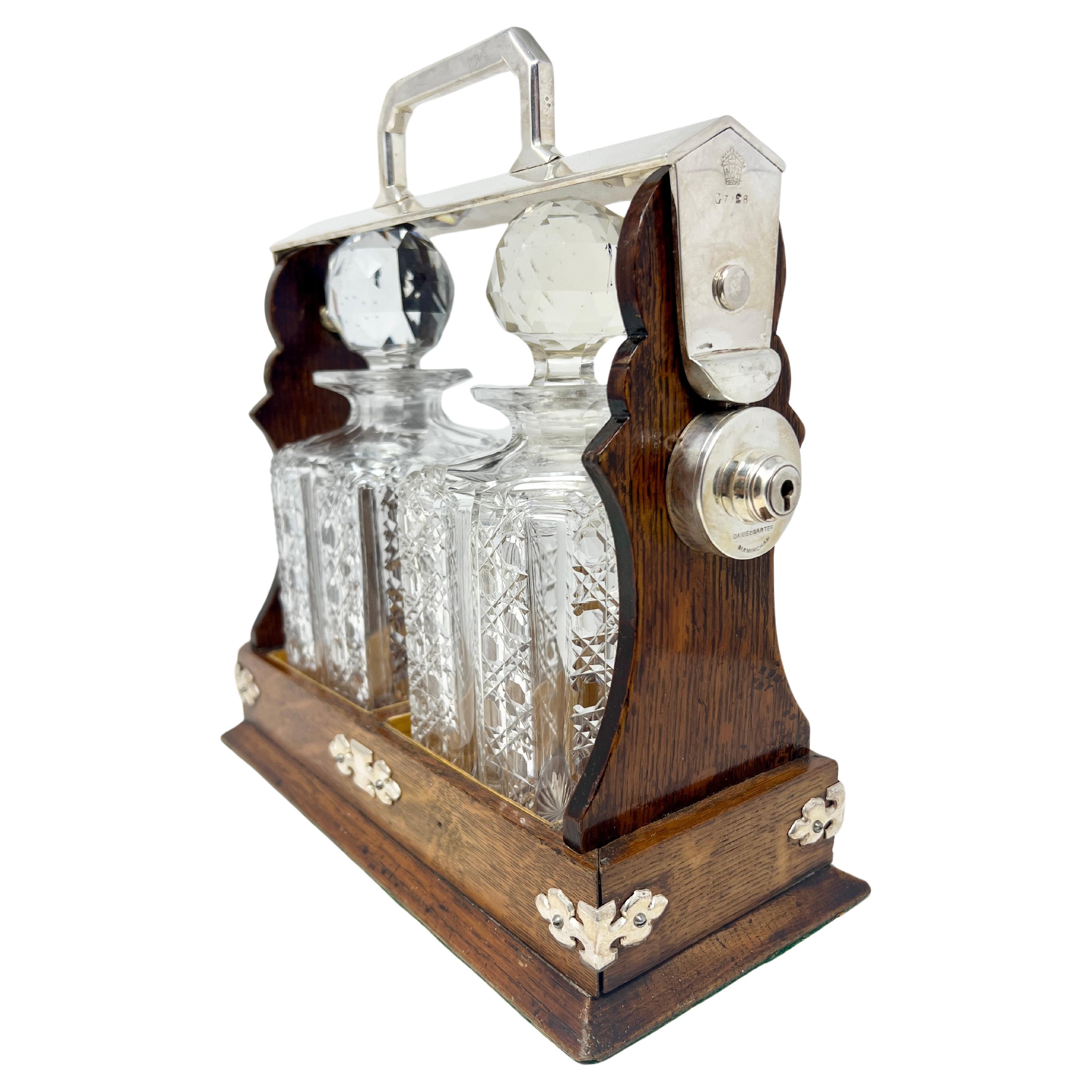 Antike englische Silberplatte montiert Eiche und geschliffenem Kristall 2 Flasche Tantalus, CIRCA 1880.
