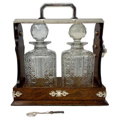 Antike englische versilberte Eichenholz- und Kristallflasche Tantalus mit 2 Flaschen, Tantalus, um 1880