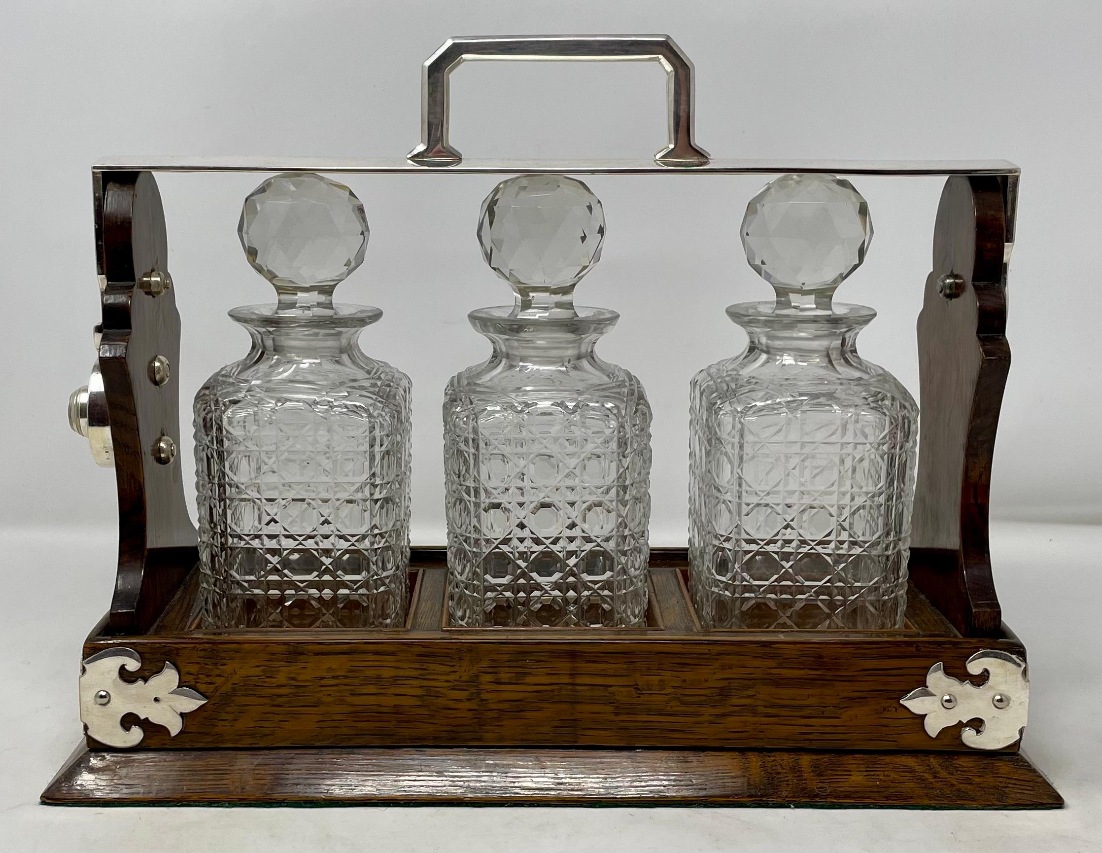 Antike englische Silberplatte montiert Eiche & Kristall 3 Flasche Tantalus, CIRCA 1880.