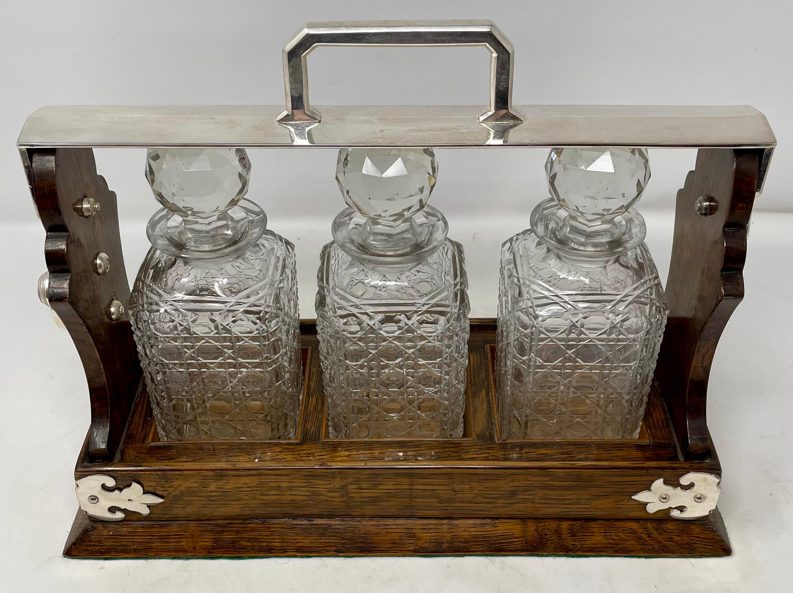 Antike englische Silberplatte montiert Eiche & Kristall 3 Flasche Tantalus, CIRCA 1880 (Englisch) im Angebot