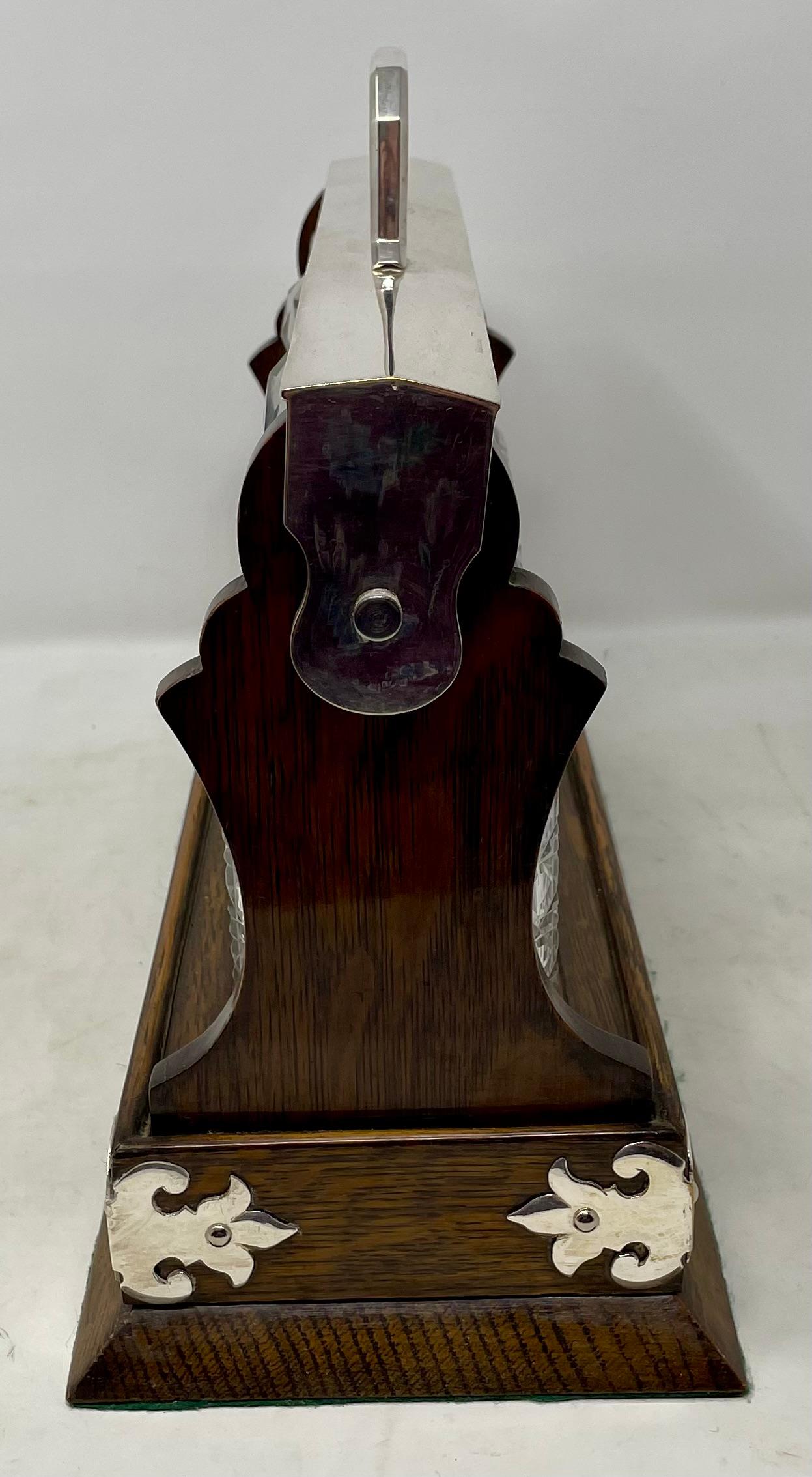 Antike englische Silberplatte montiert Eiche & Kristall 3 Flasche Tantalus, CIRCA 1880 (19. Jahrhundert) im Angebot