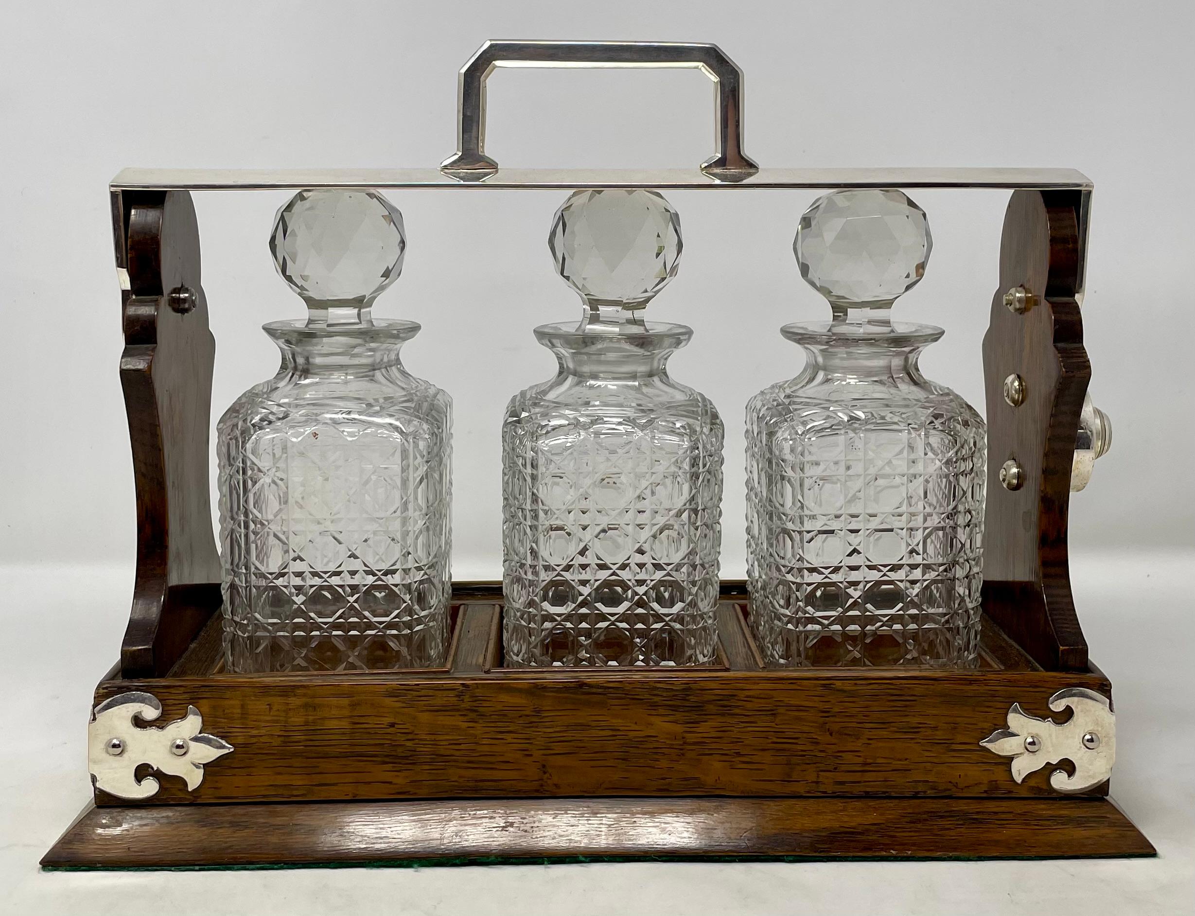 Antike englische Silberplatte montiert Eiche & Kristall 3 Flasche Tantalus, CIRCA 1880 im Angebot 1