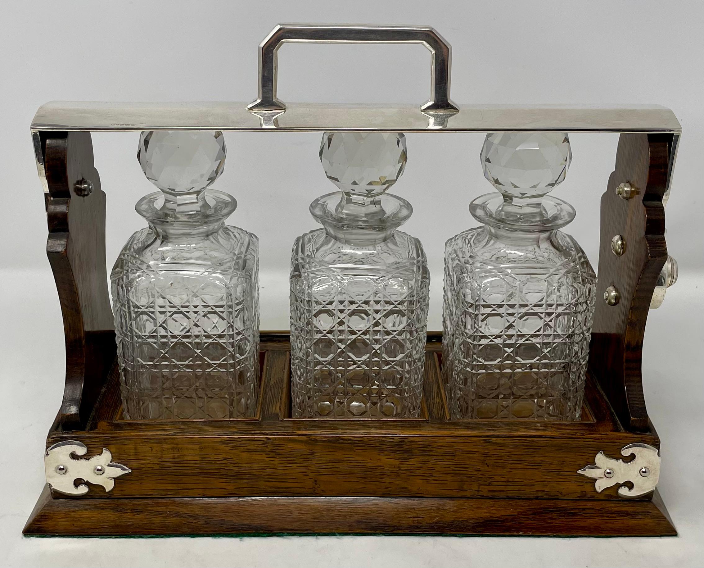 Antike englische Silberplatte montiert Eiche & Kristall 3 Flasche Tantalus, CIRCA 1880 im Angebot 2